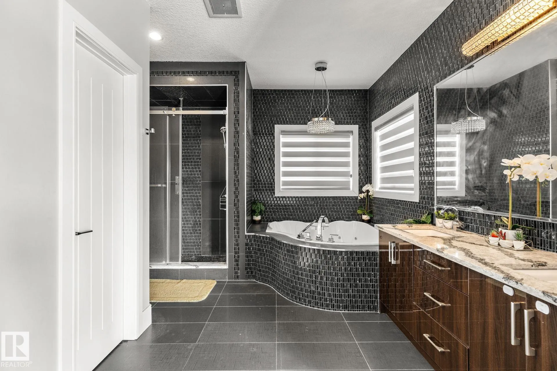 1507 Adamson View