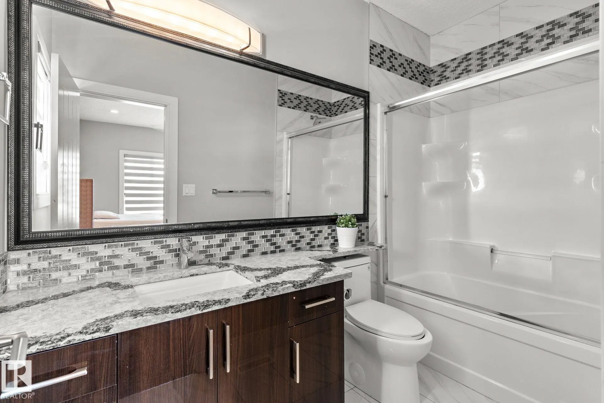 1507 Adamson View