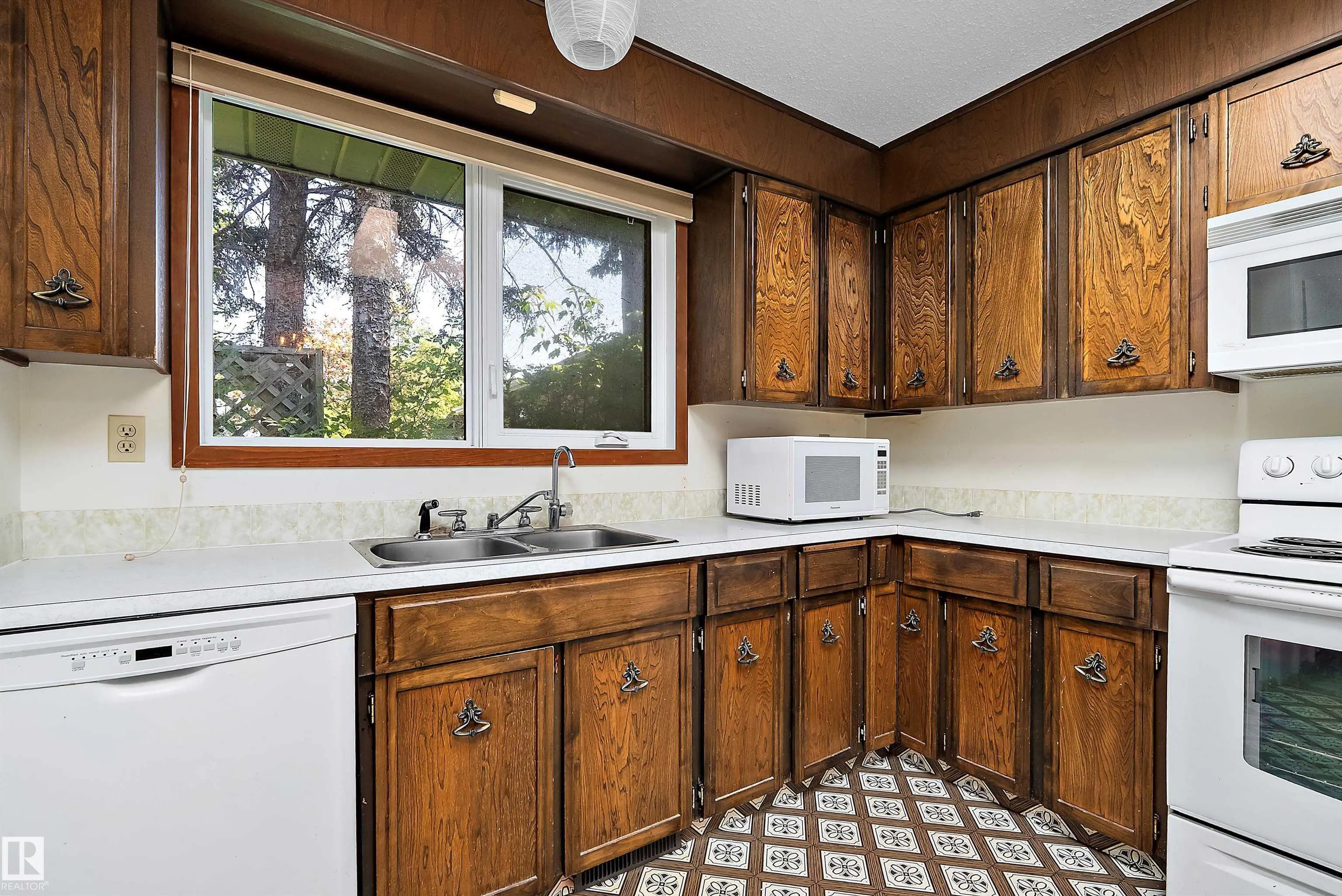 4 APACHE Crescent