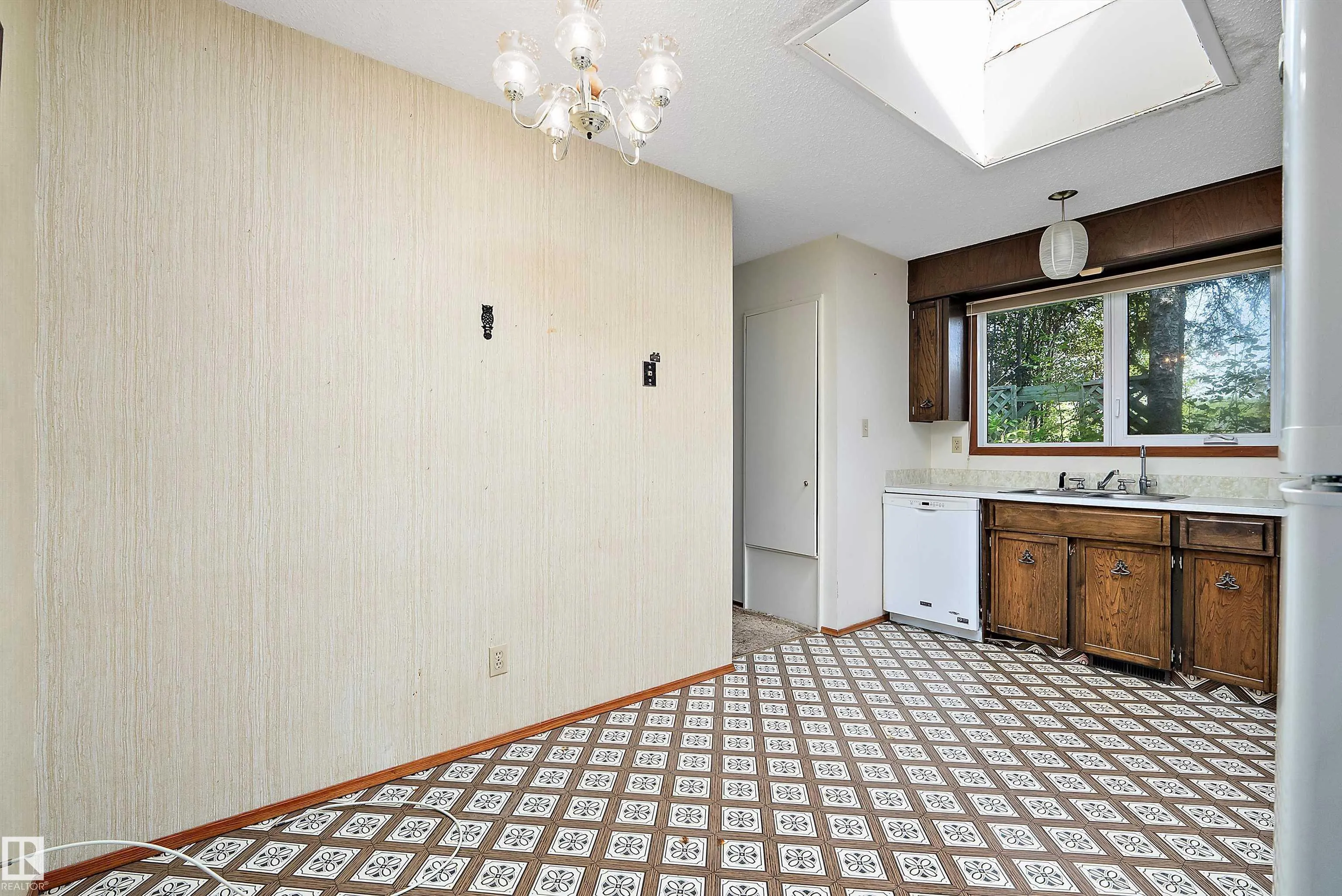 4 APACHE Crescent