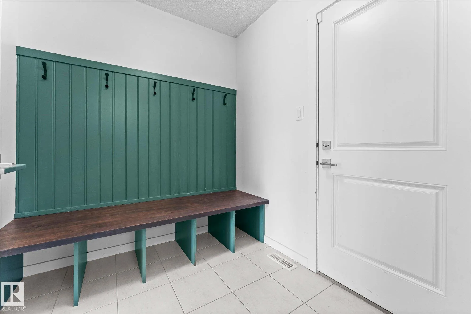 17 MEADOWLAND Crescent