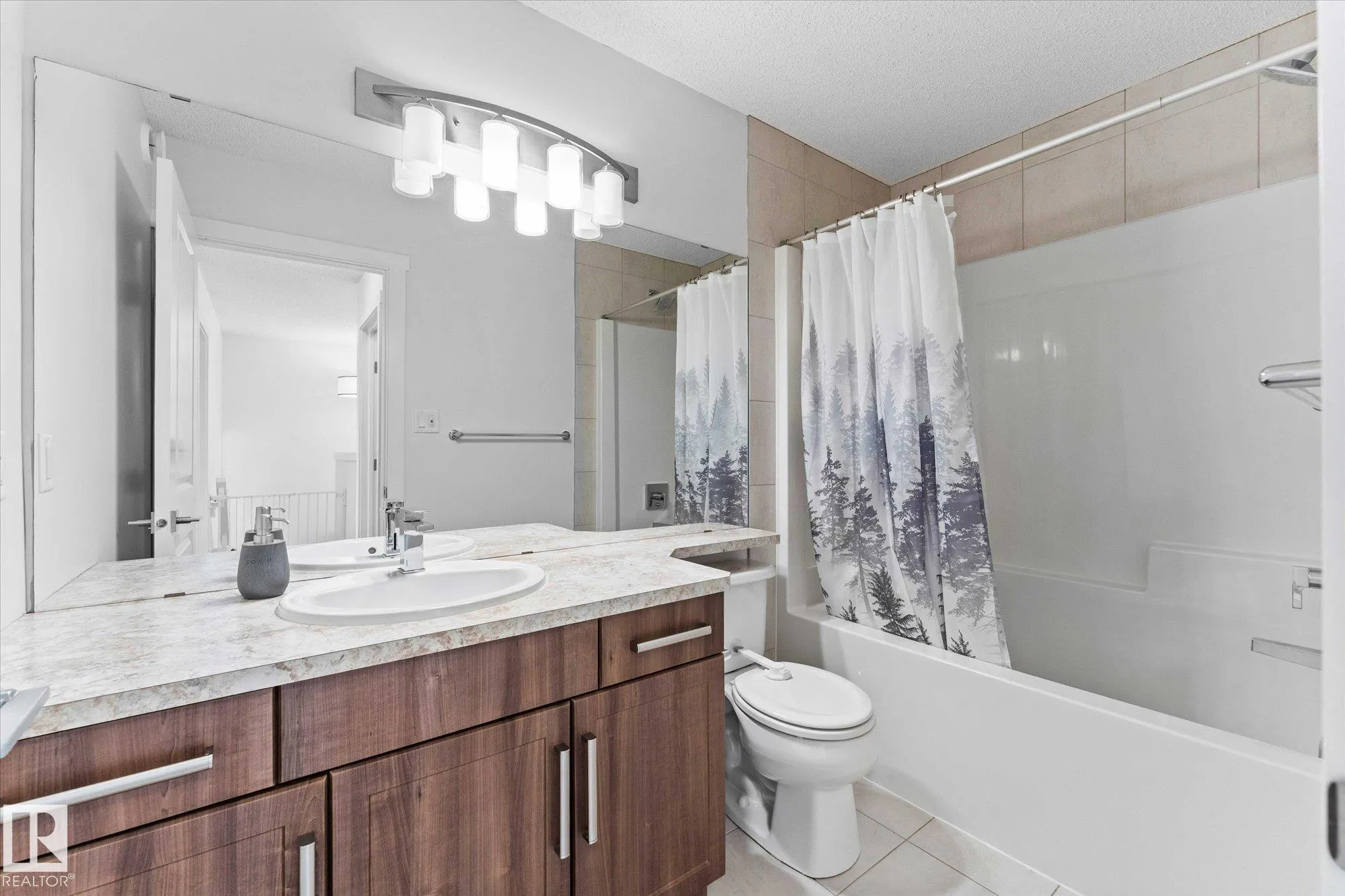 17 MEADOWLAND Crescent
