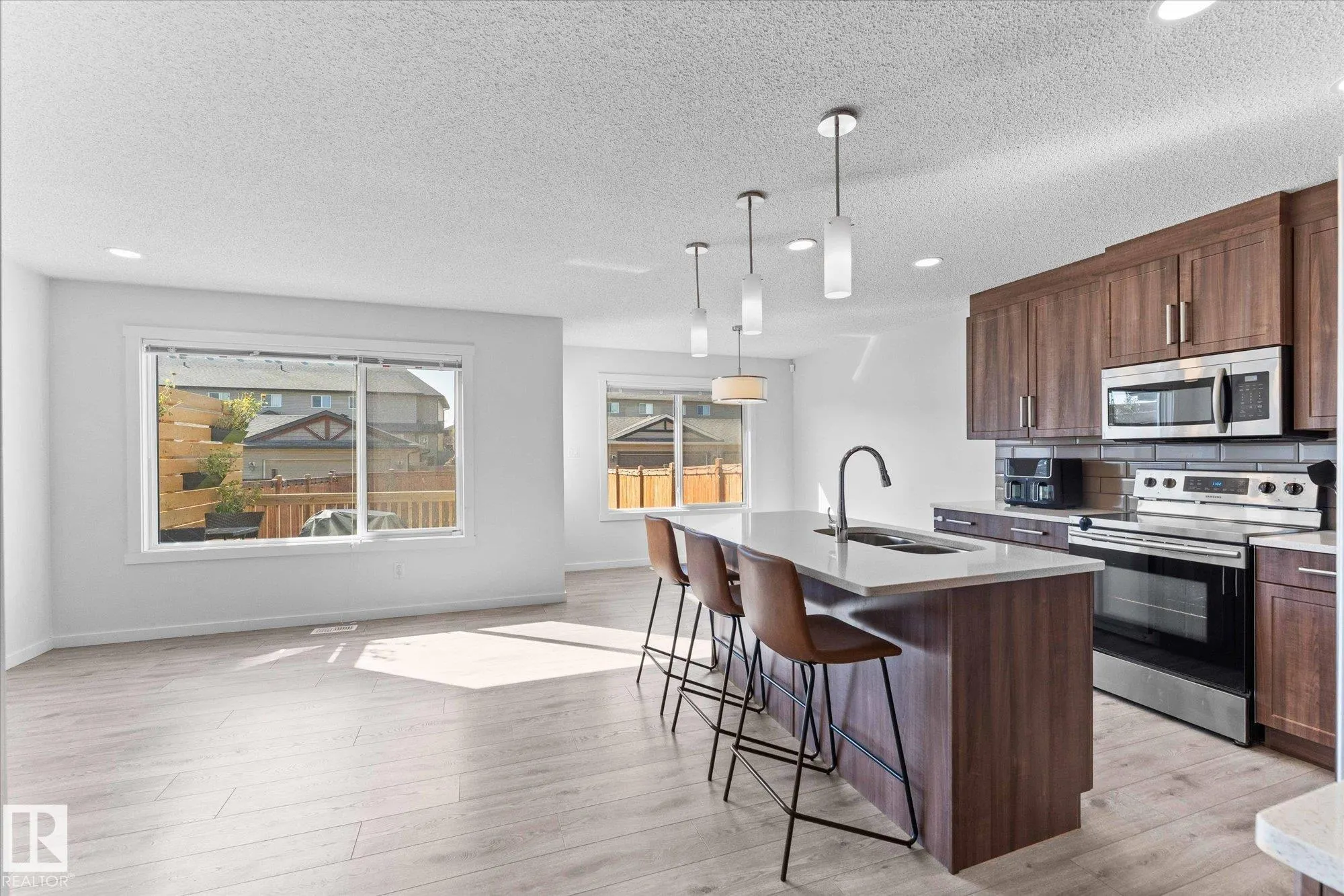 17 MEADOWLAND Crescent