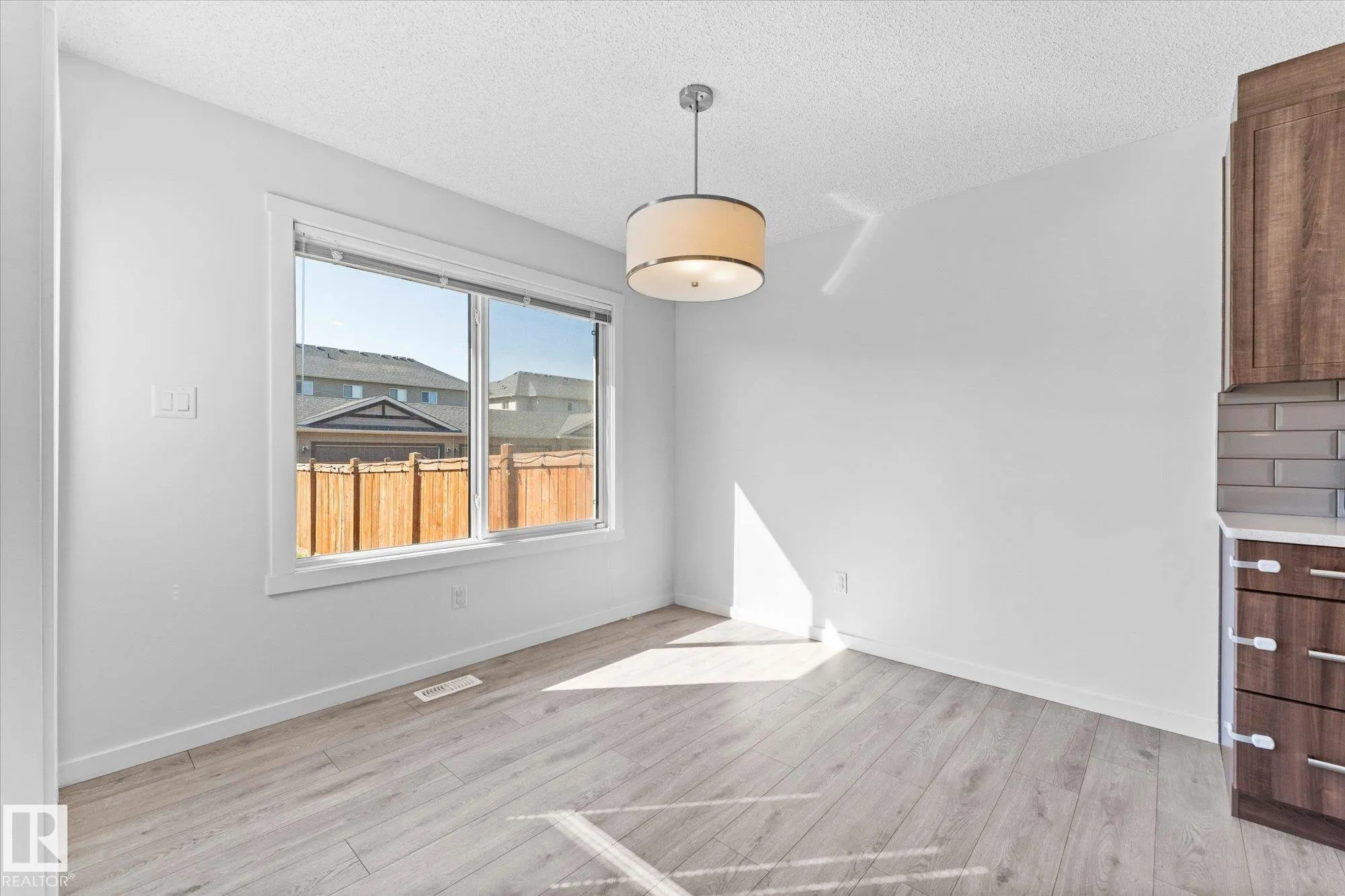 17 MEADOWLAND Crescent