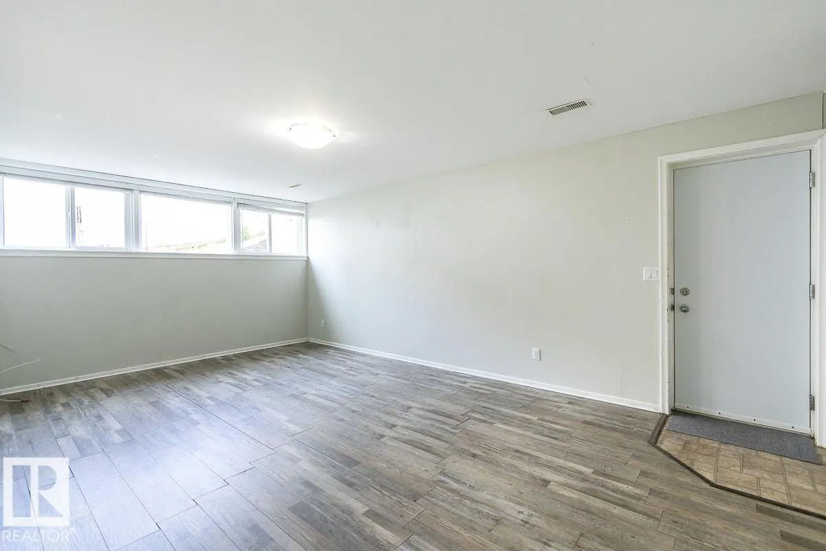8911 132 Avenue