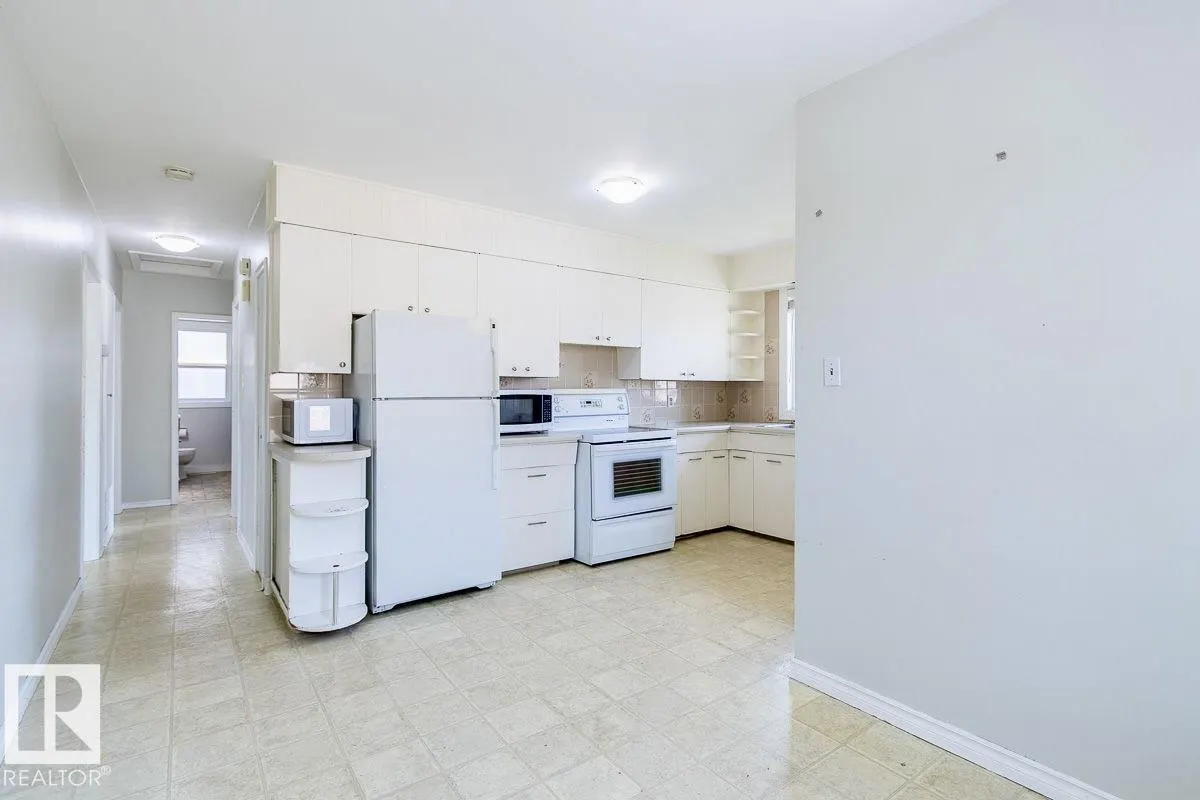 8911 132 Avenue