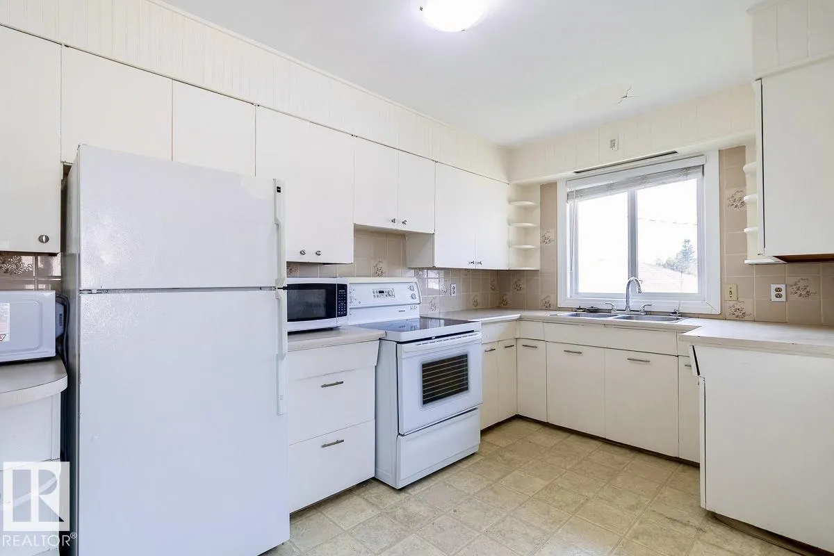 8911 132 Avenue