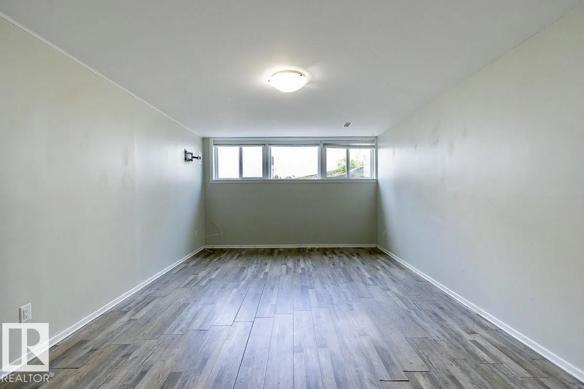 8911 132 Avenue