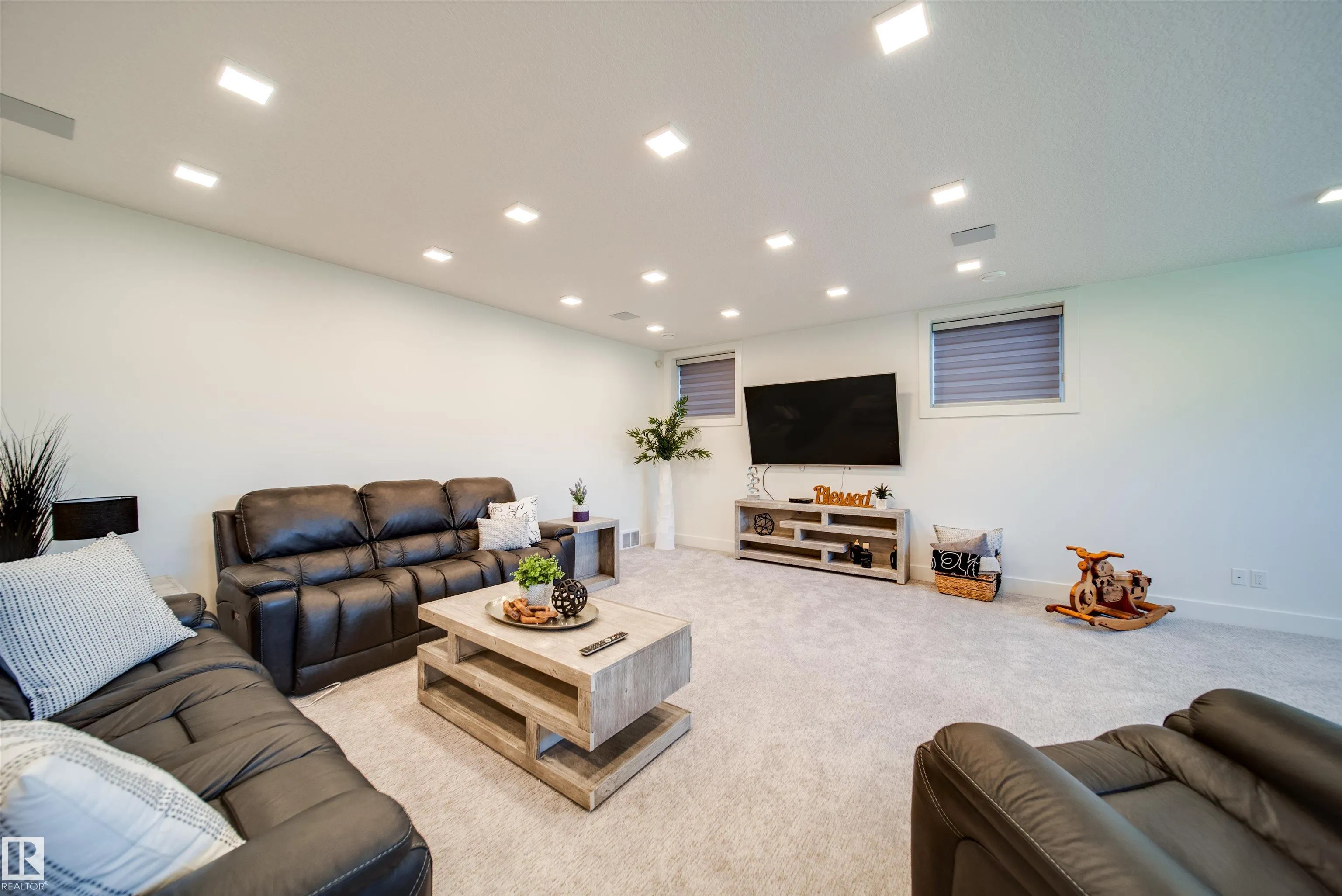 4143 KENNEDY GREEN Green