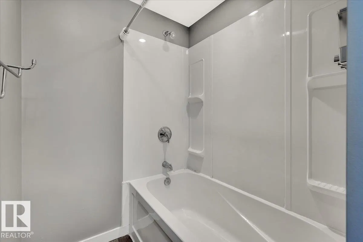 19 LAMOUREUX Place