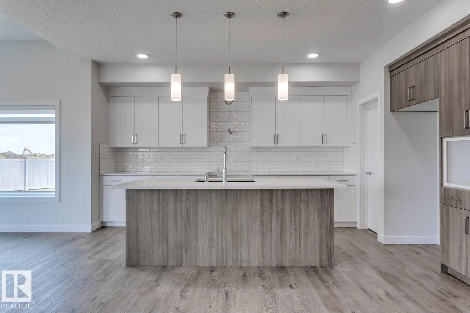 19011 20 Avenue