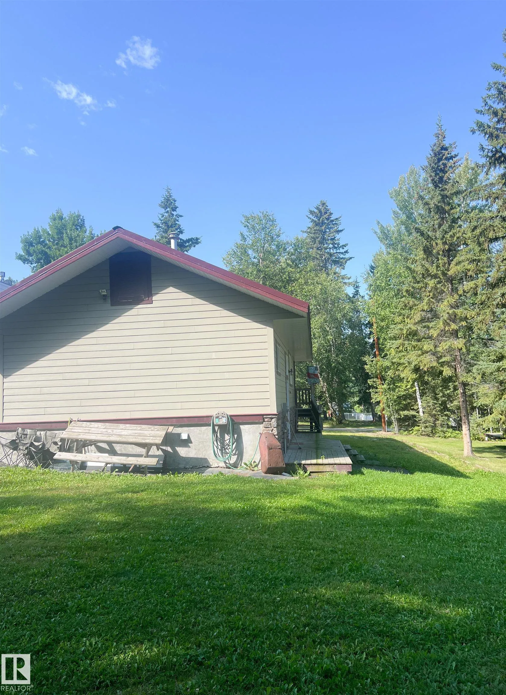 20 PINE Crescent