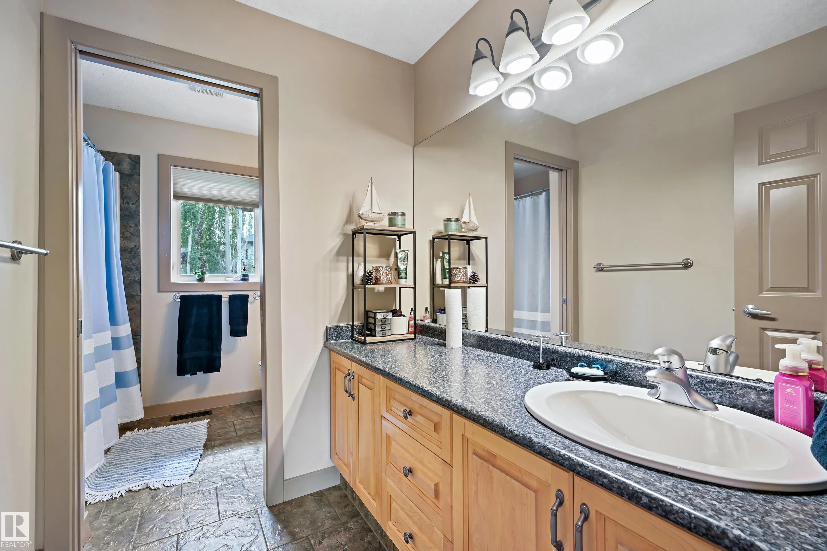 2 KINGSDALE Crescent