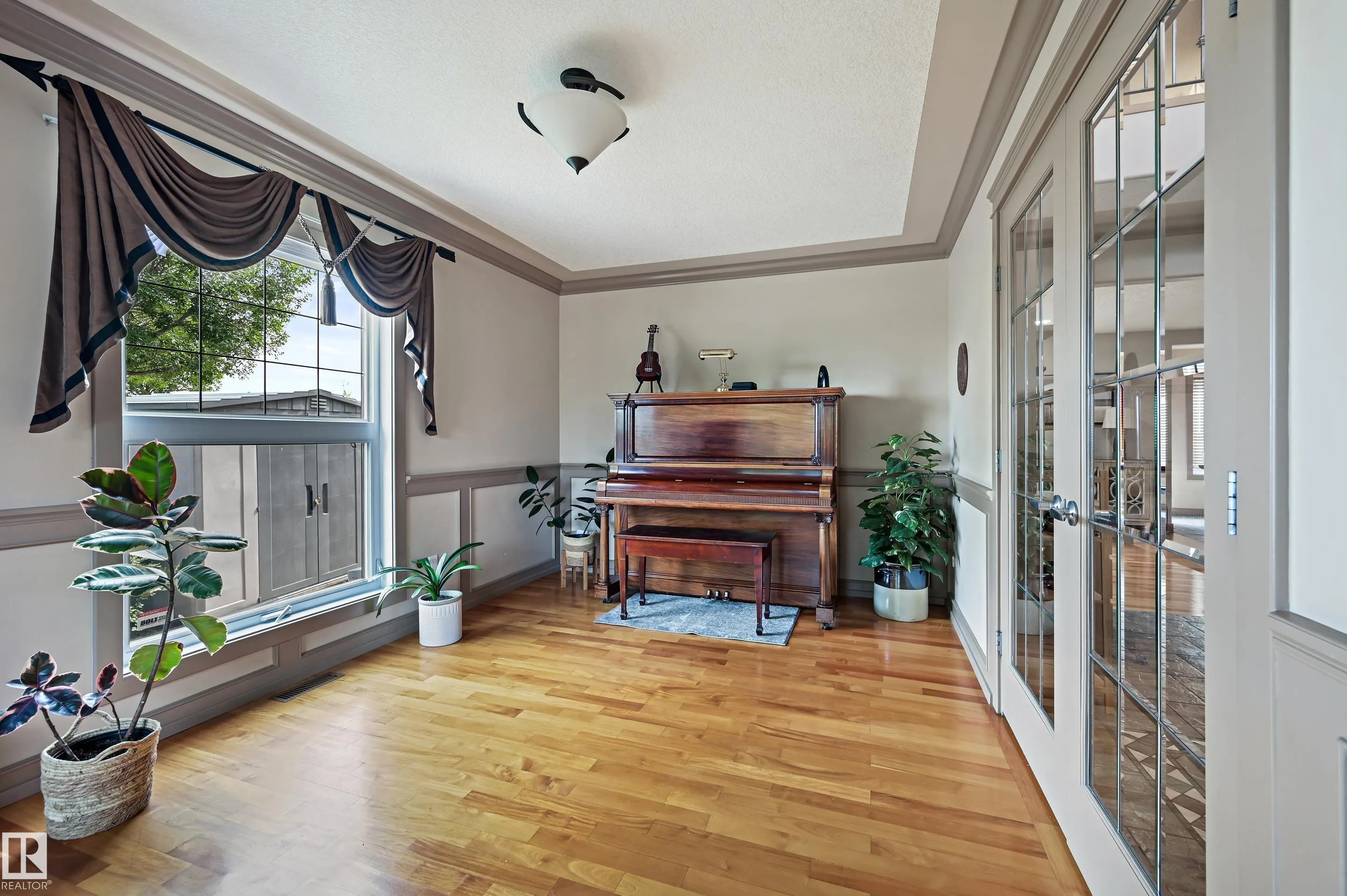 2 KINGSDALE Crescent