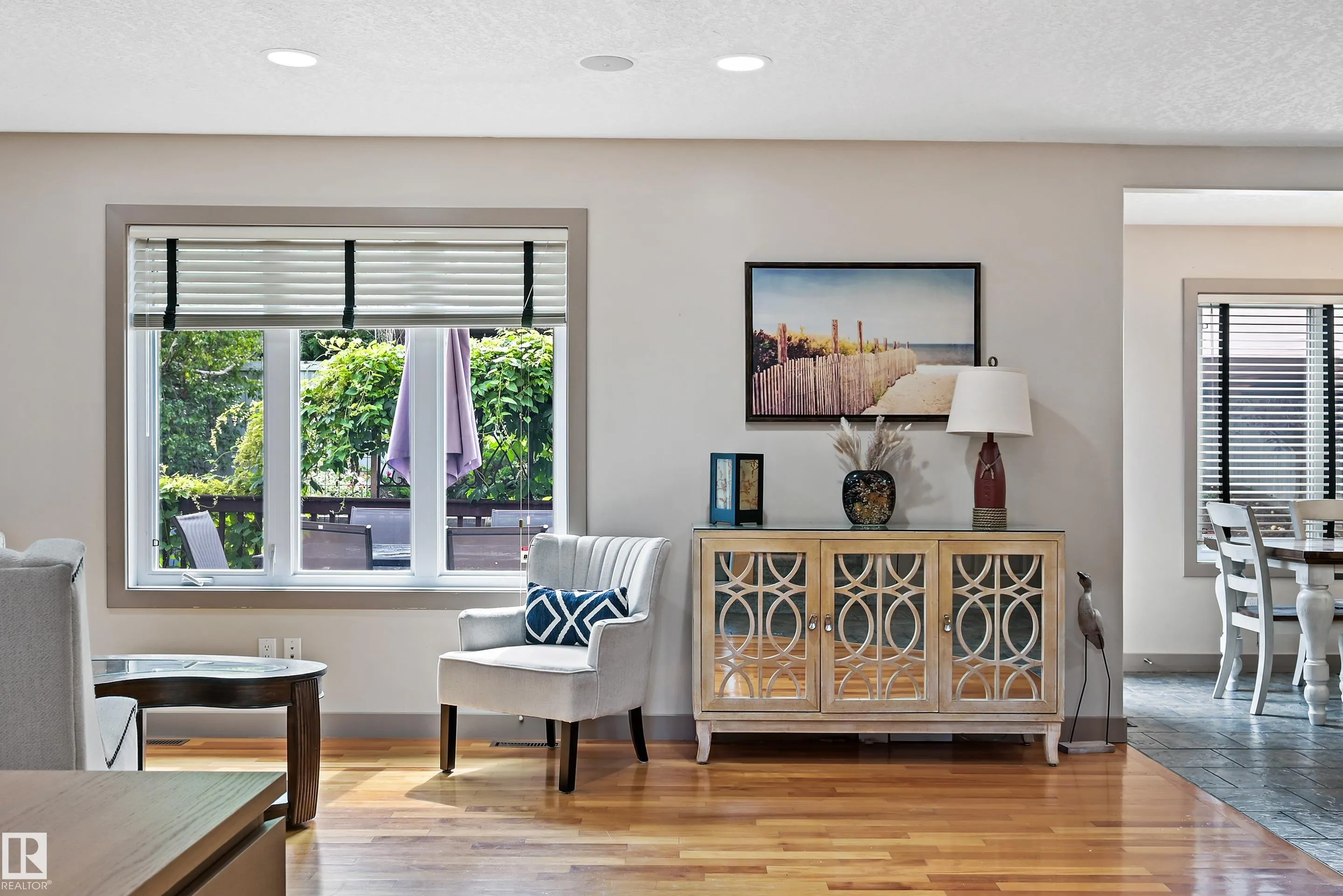 2 KINGSDALE Crescent