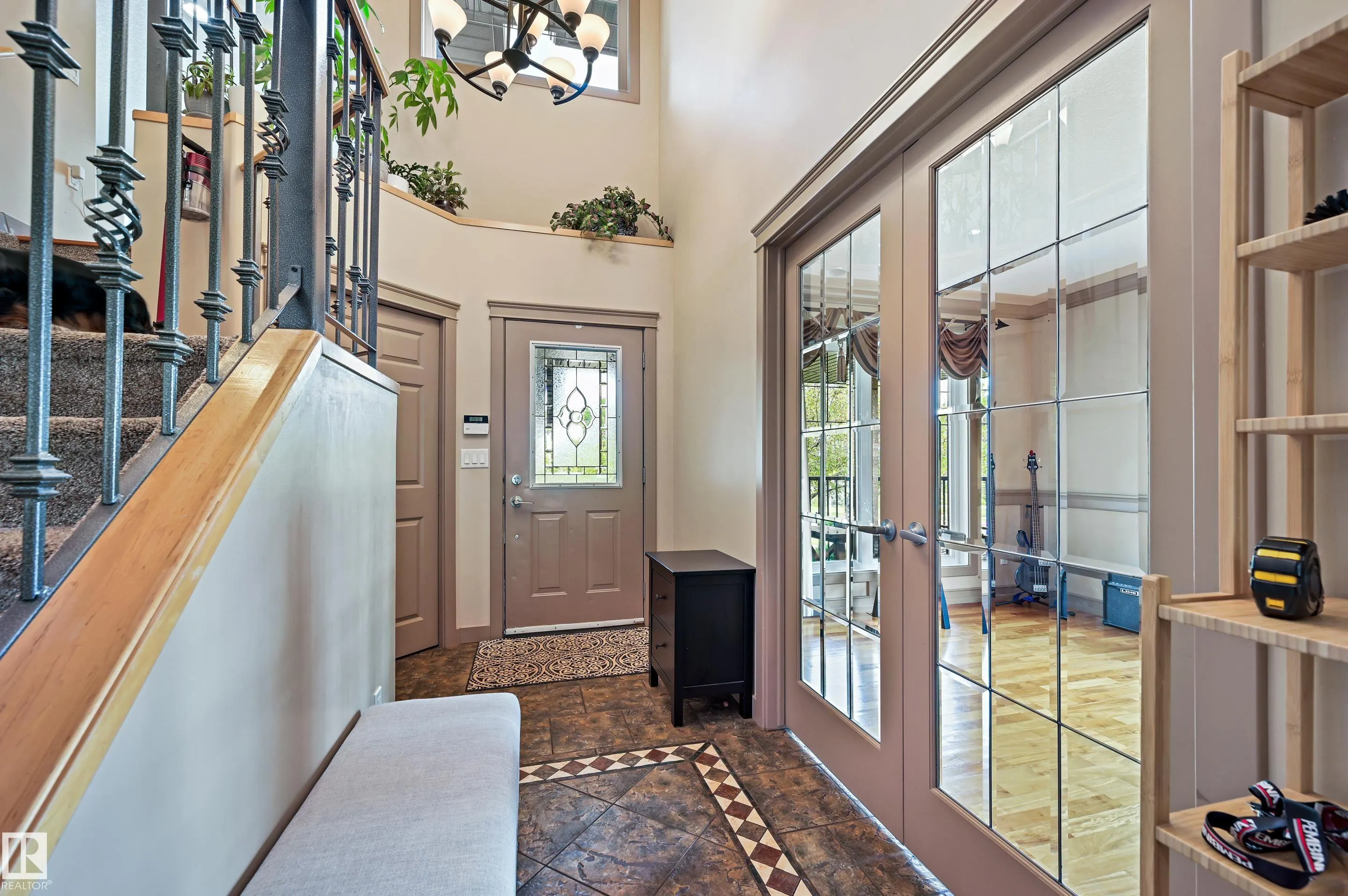 2 KINGSDALE Crescent
