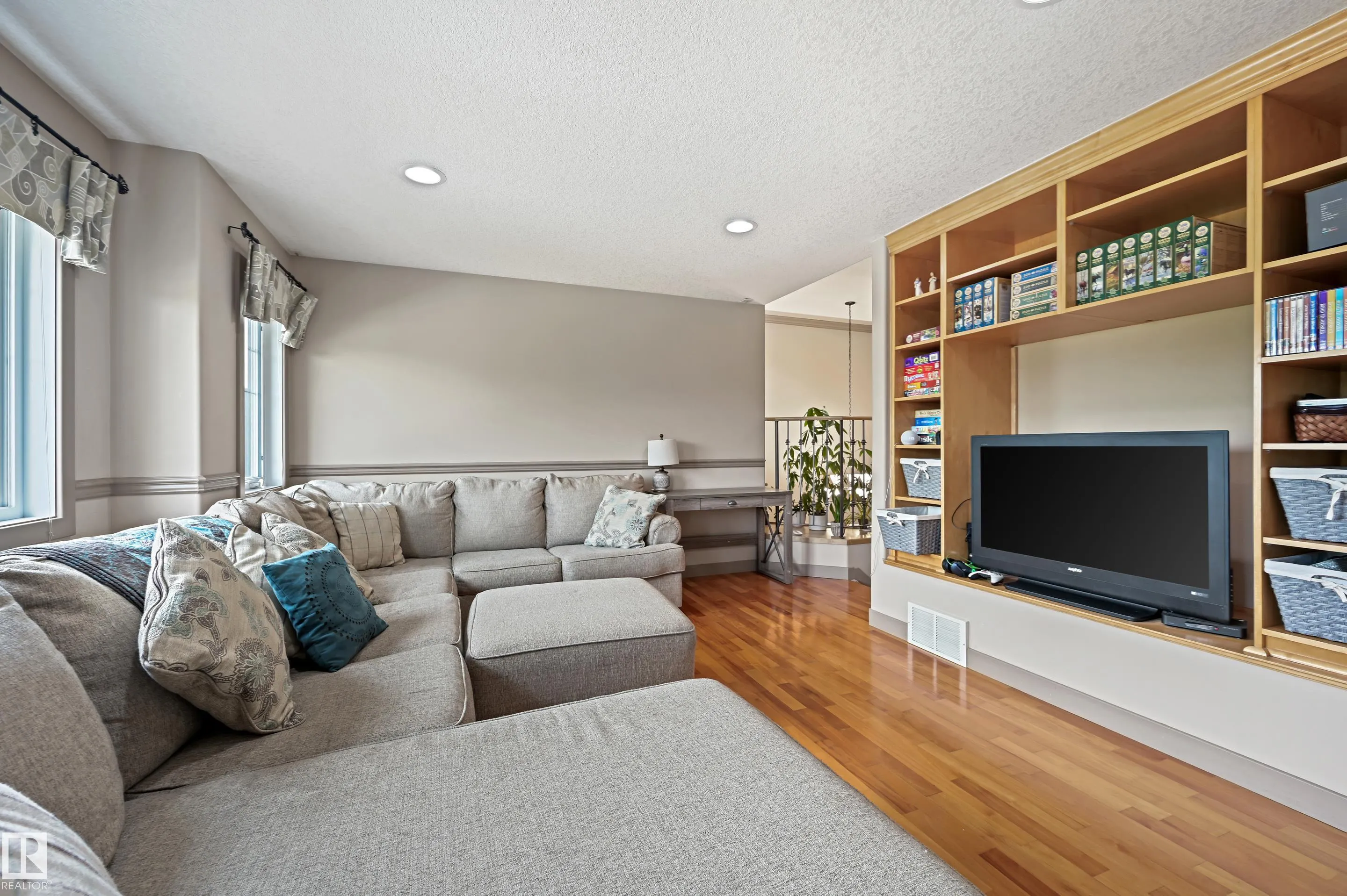 2 KINGSDALE Crescent