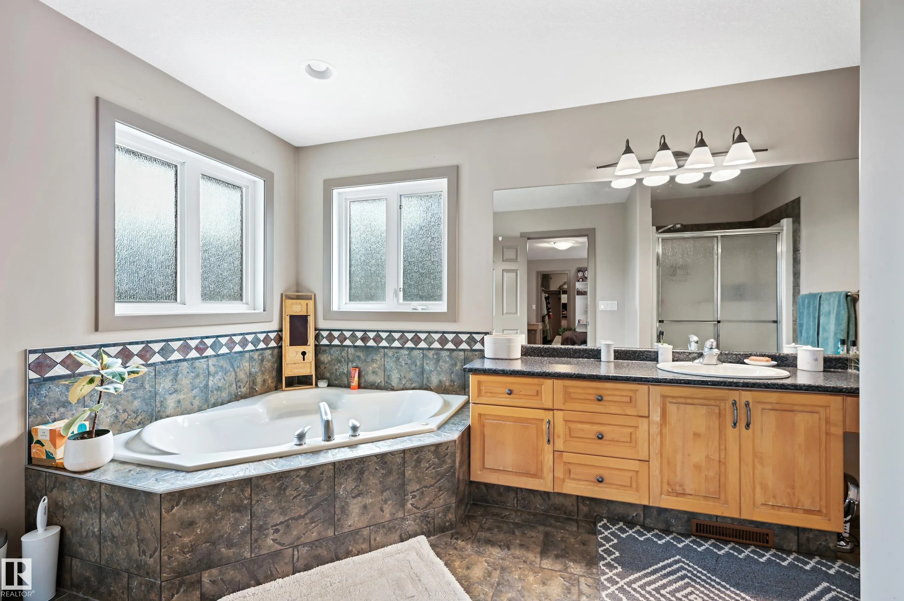 2 KINGSDALE Crescent