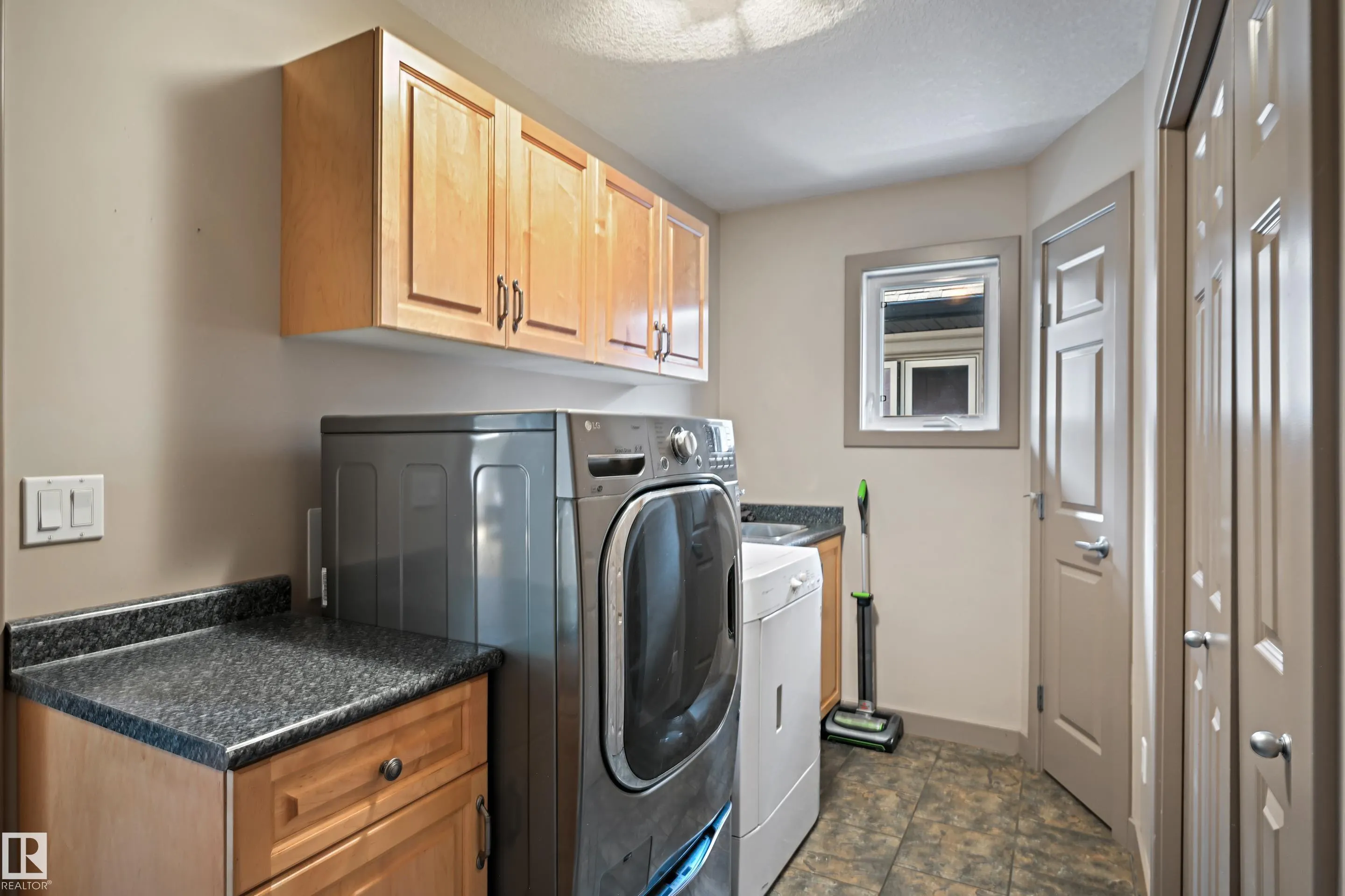 2 KINGSDALE Crescent