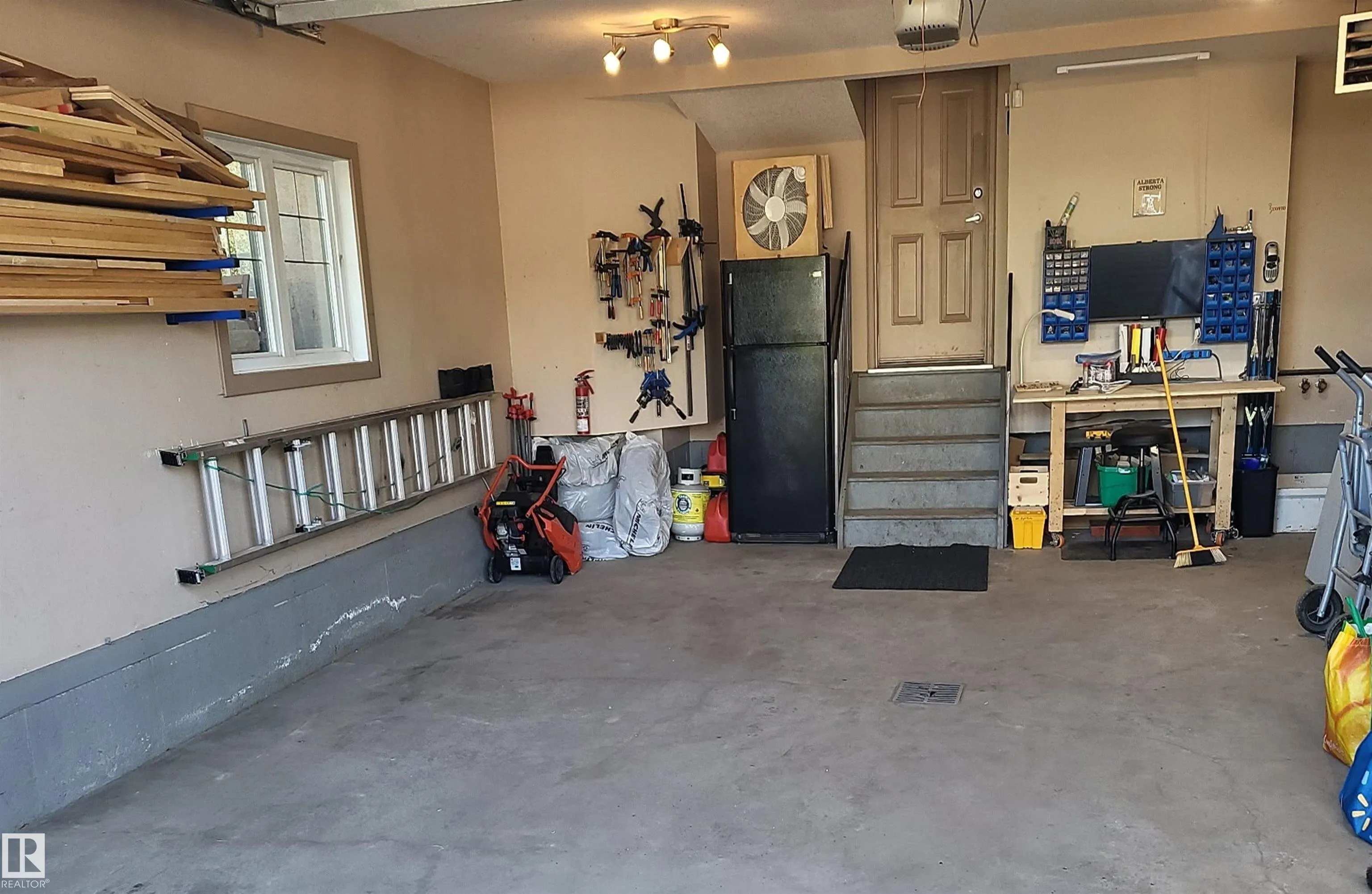 2 KINGSDALE Crescent