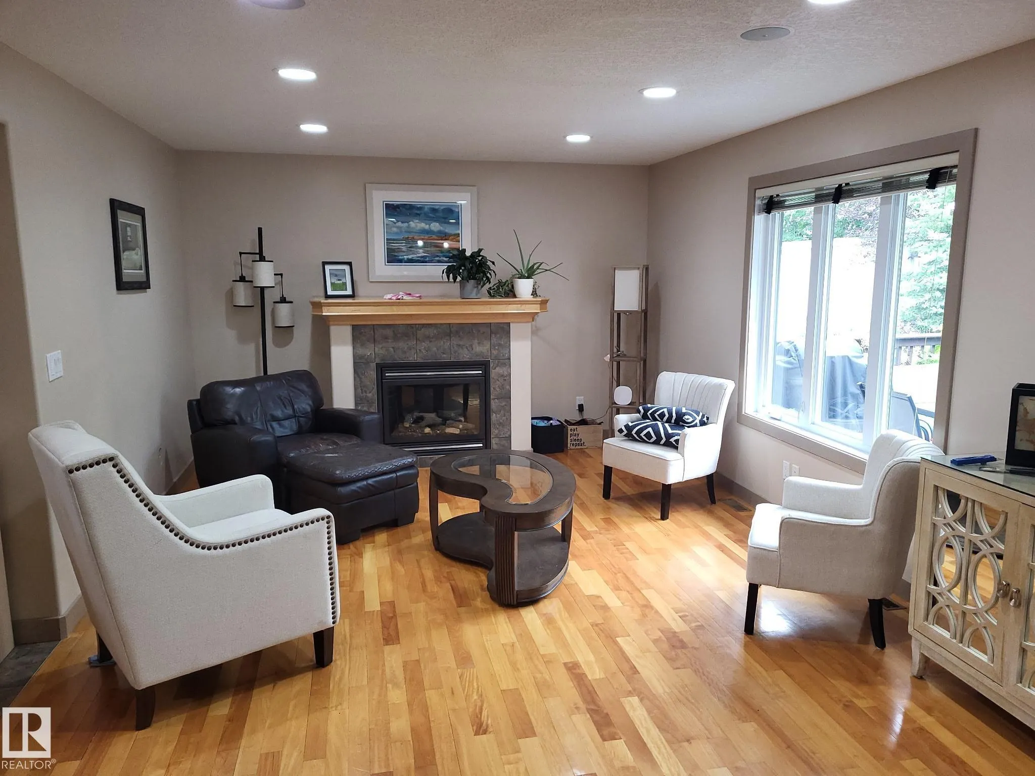 2 KINGSDALE Crescent