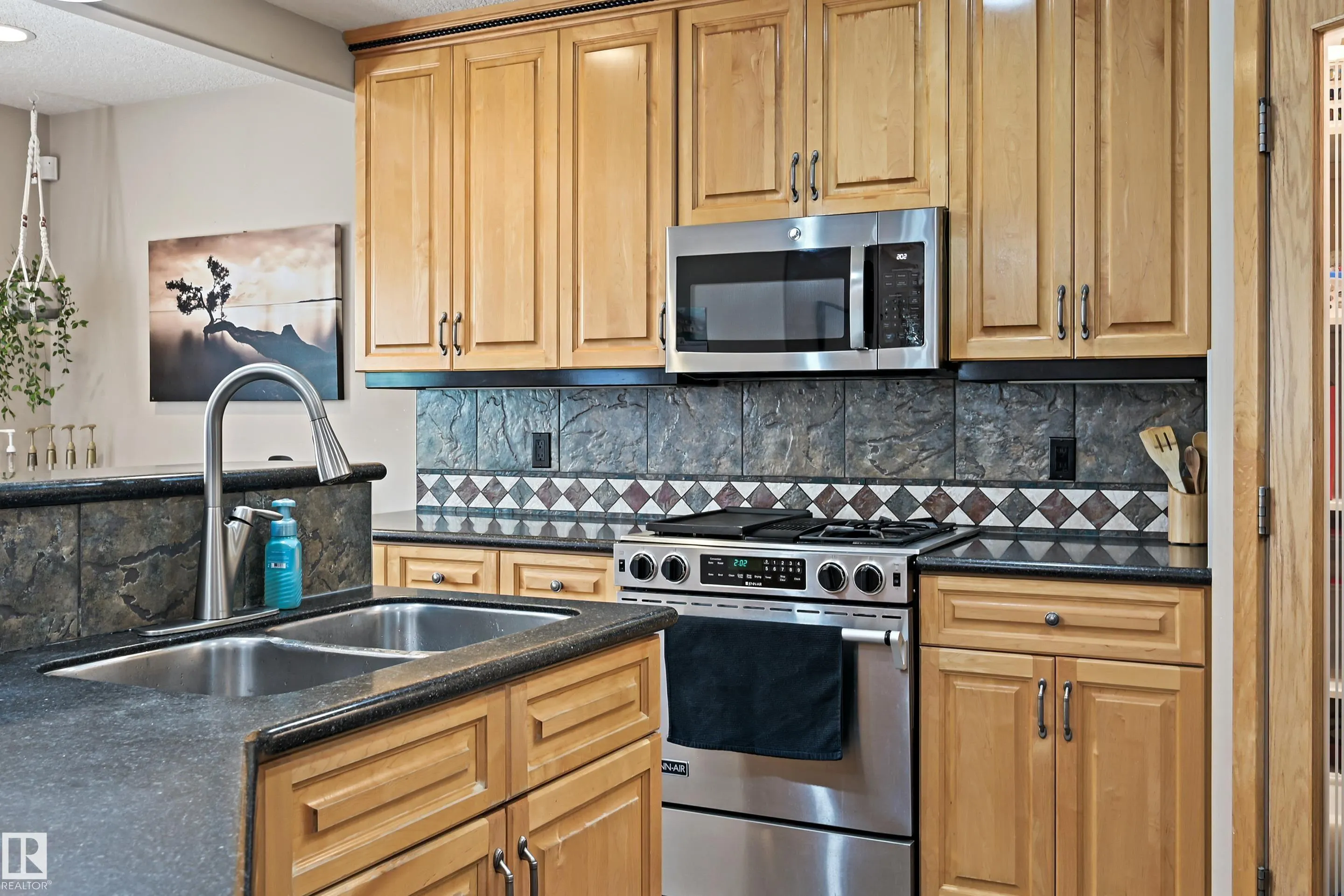 2 KINGSDALE Crescent