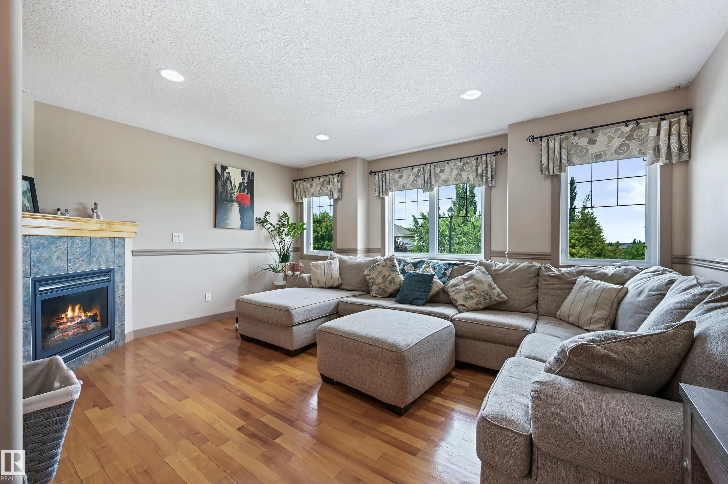 2 KINGSDALE Crescent