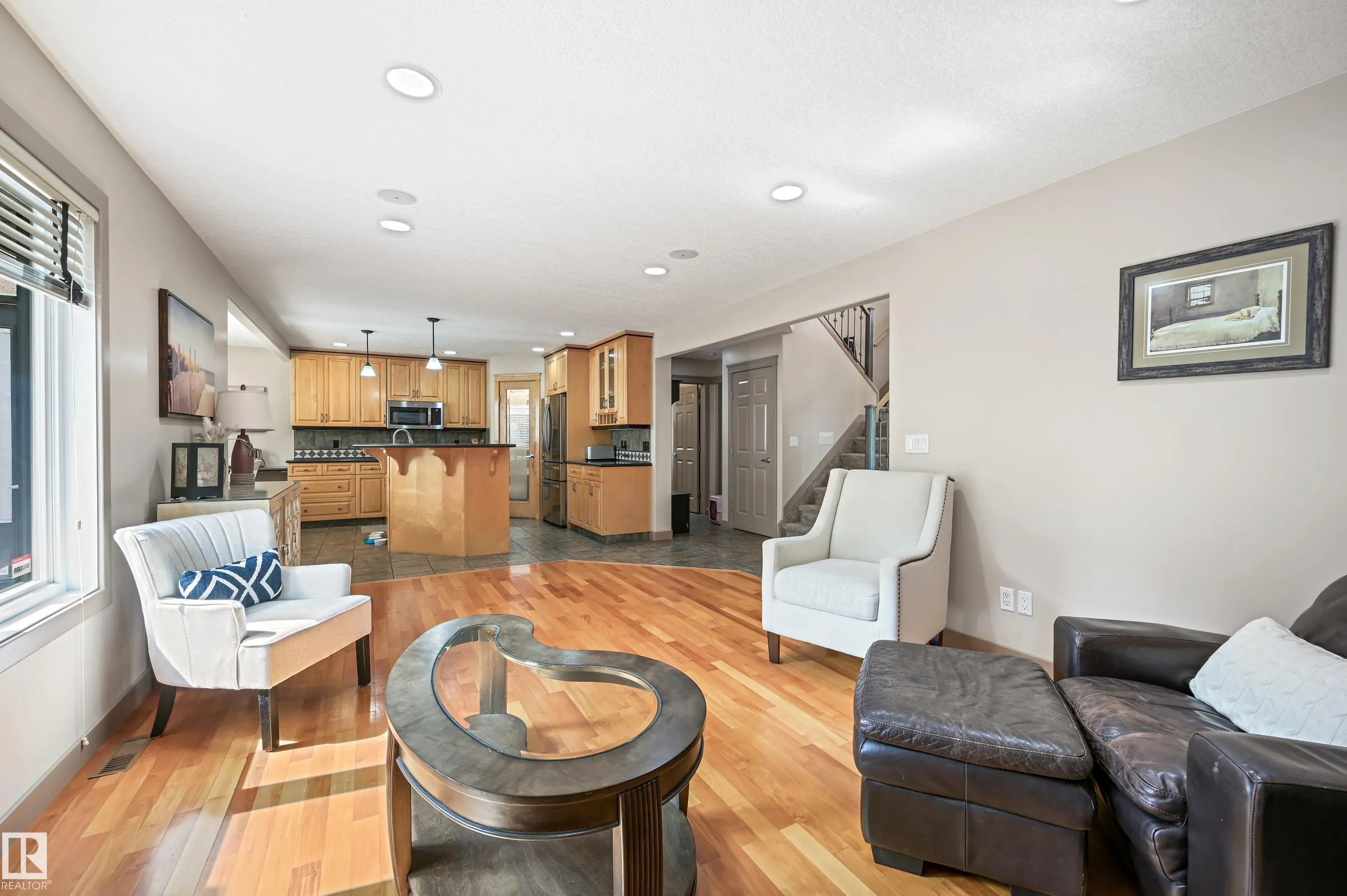 2 KINGSDALE Crescent