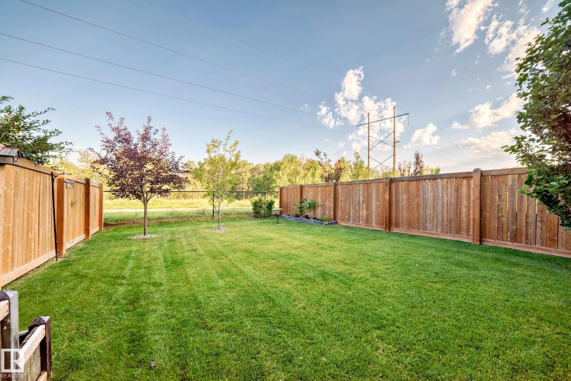 3879 ROBINS Crescent