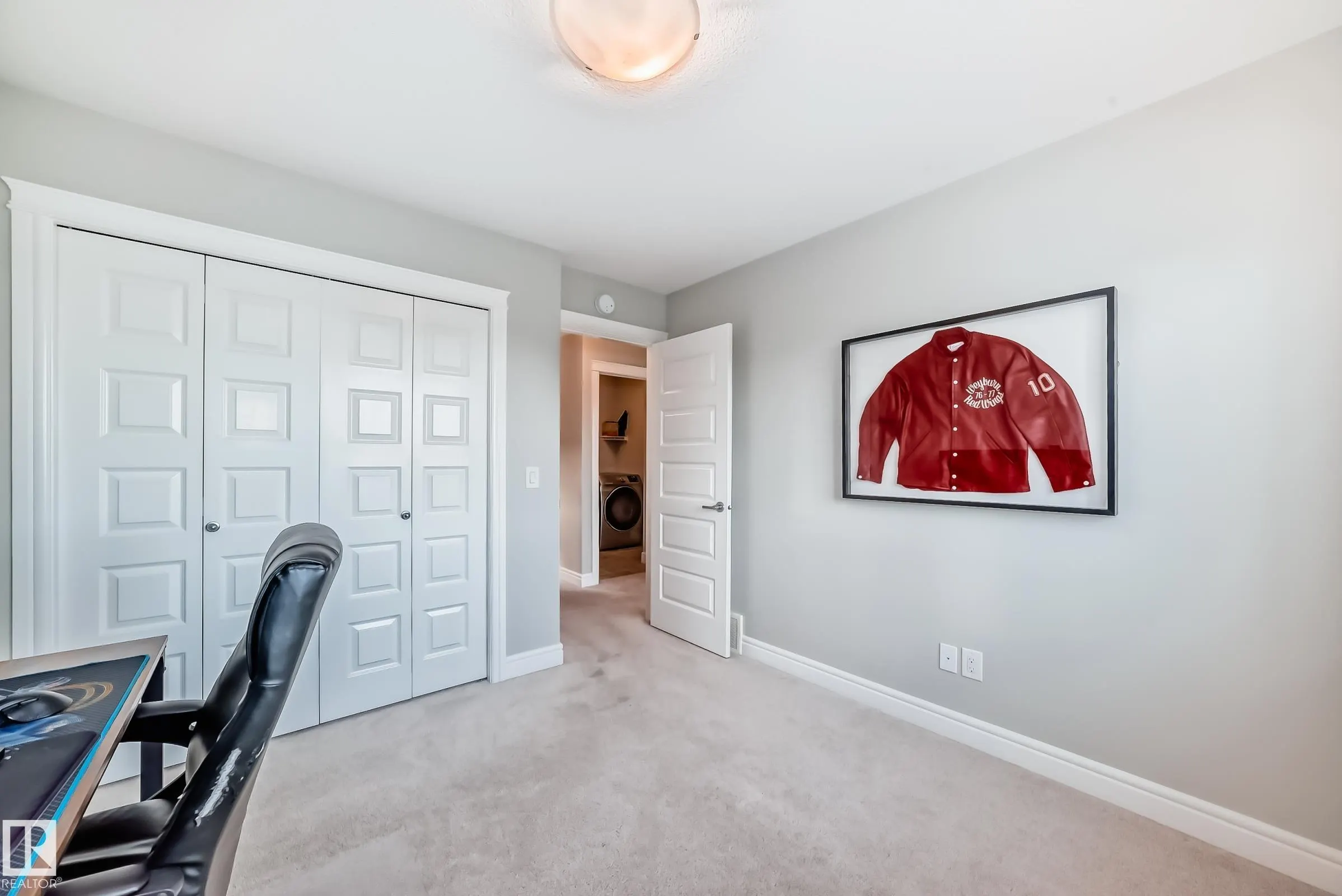 3879 ROBINS Crescent