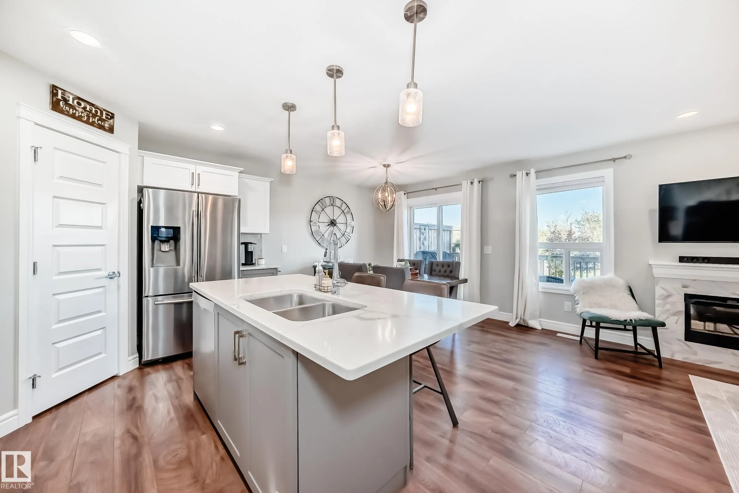 3879 ROBINS Crescent