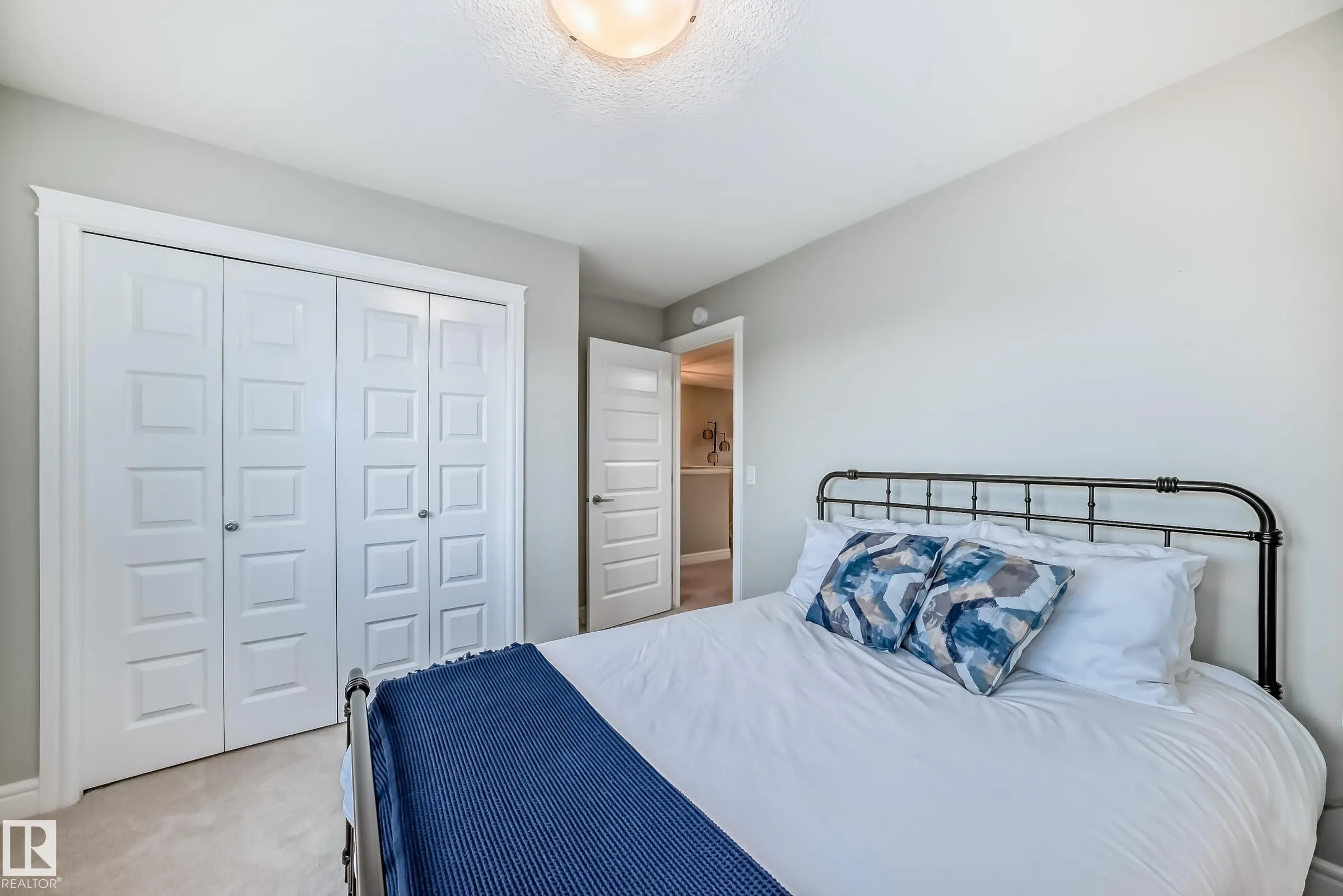3879 ROBINS Crescent
