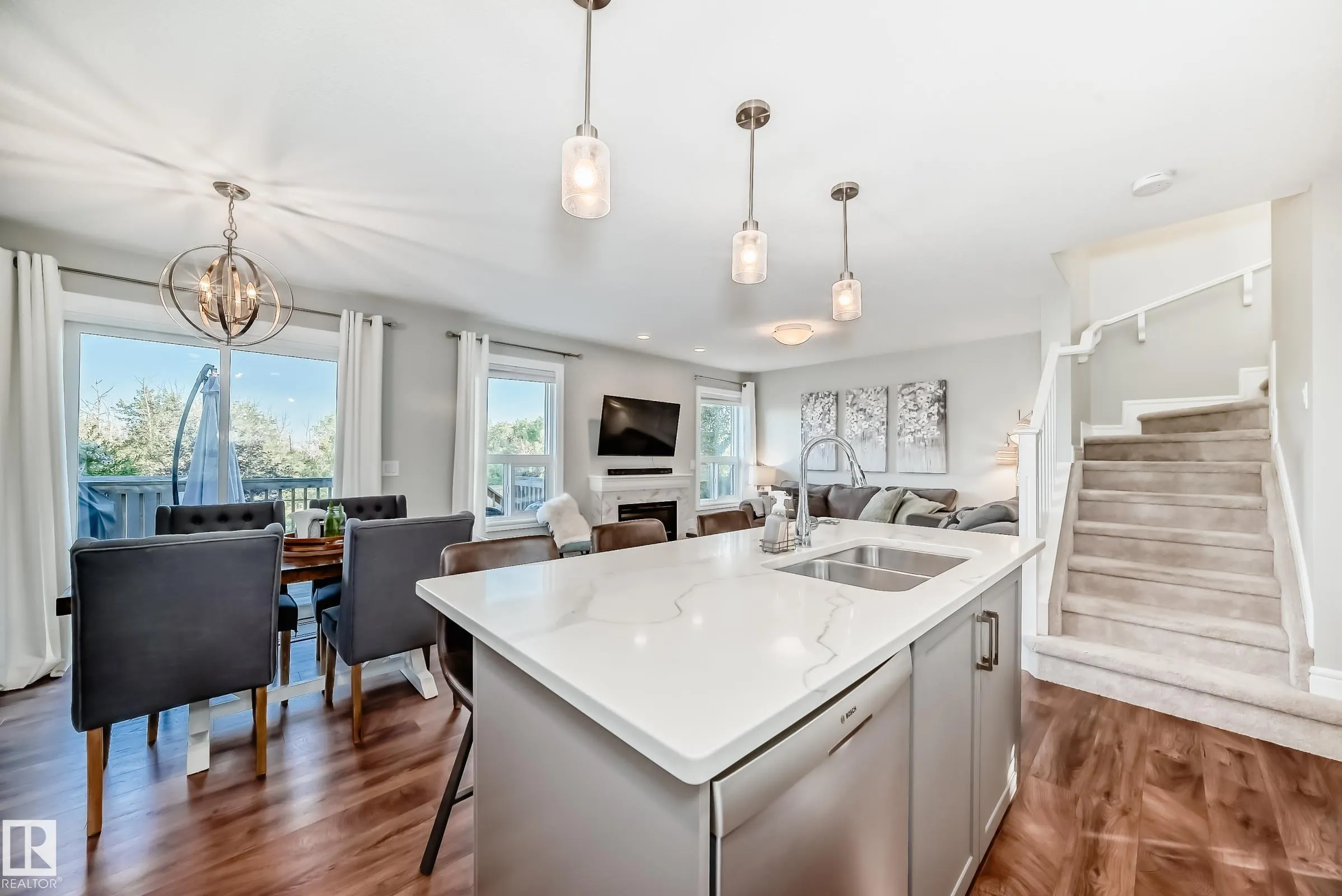 3879 ROBINS Crescent