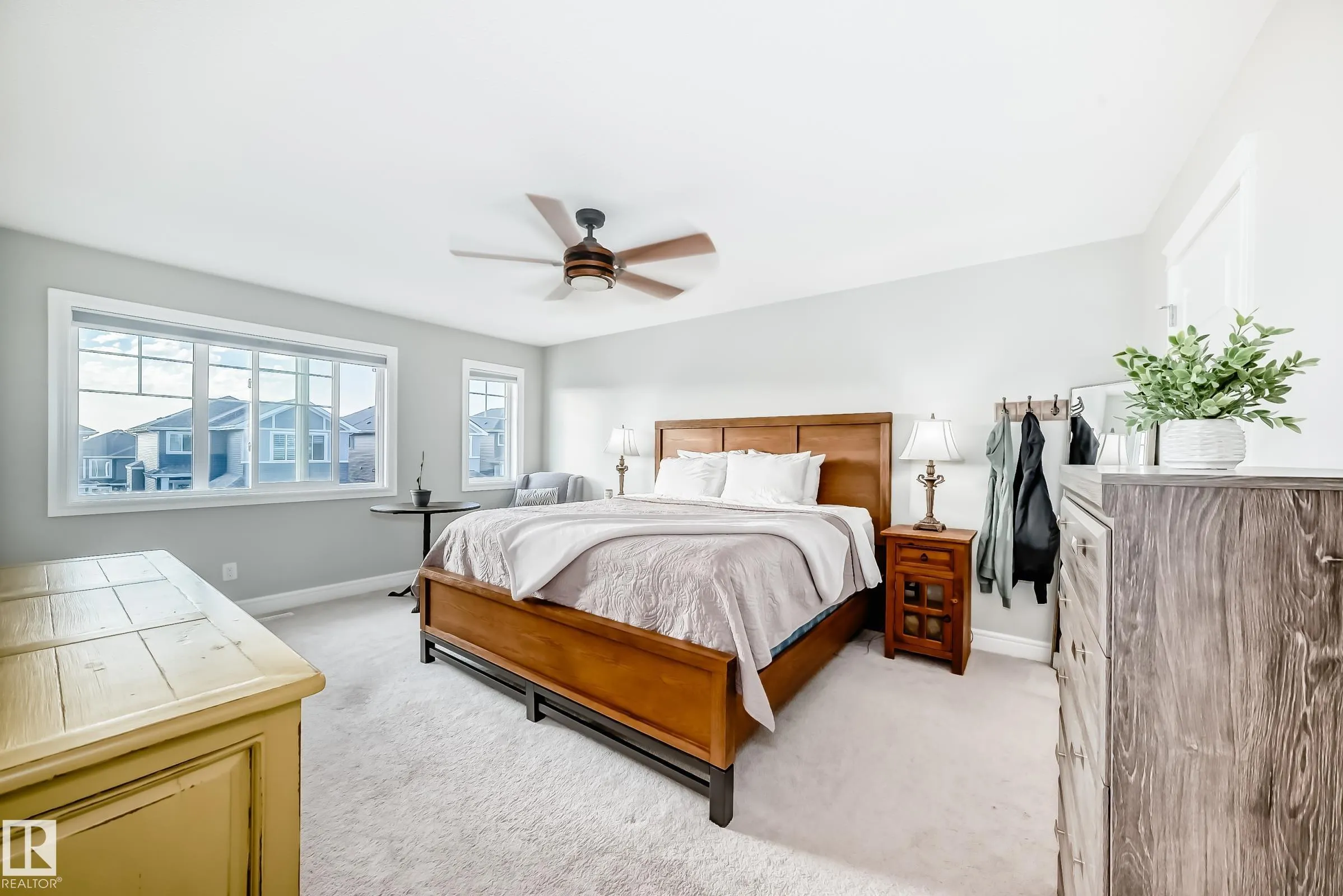 3879 ROBINS Crescent