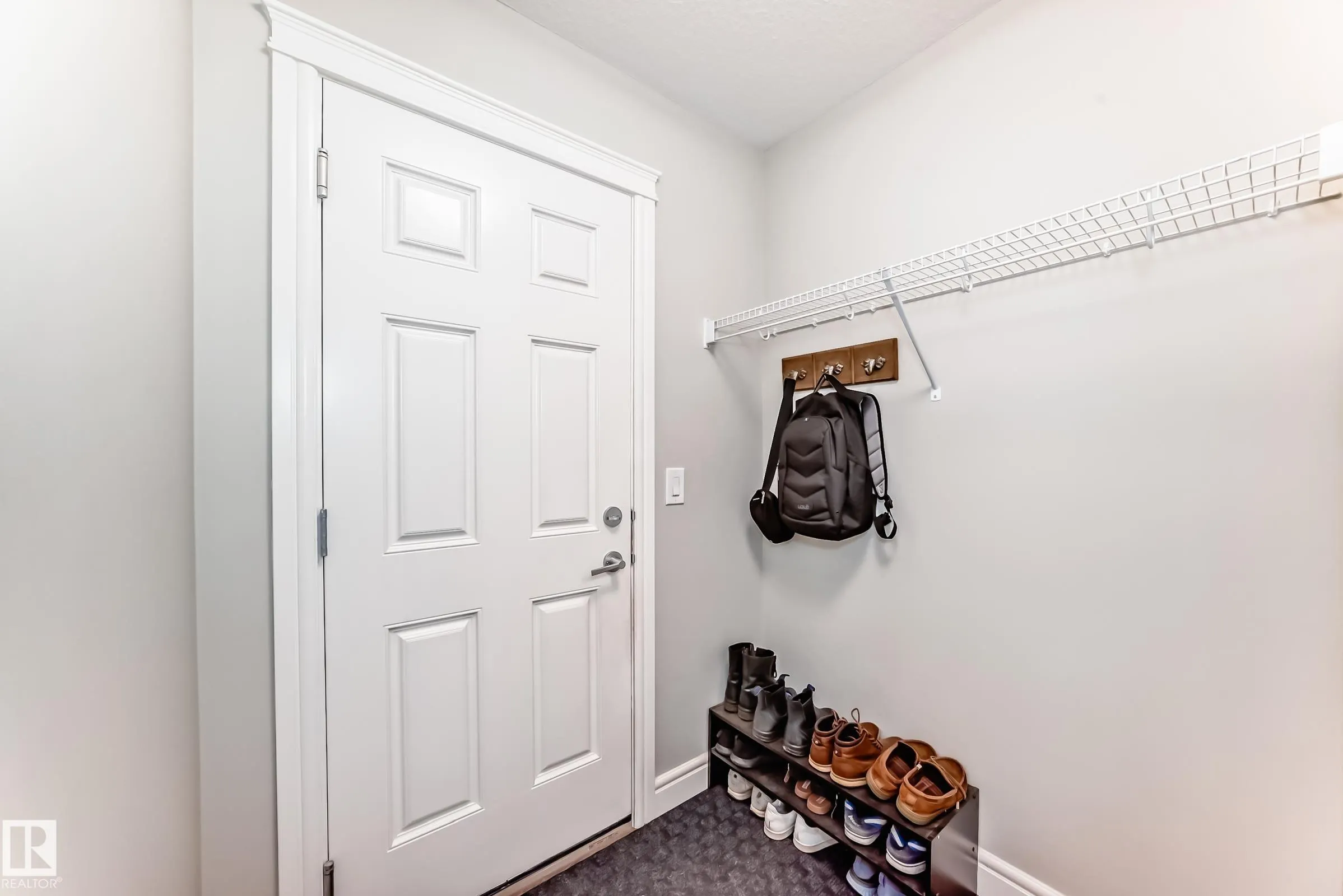 3879 ROBINS Crescent