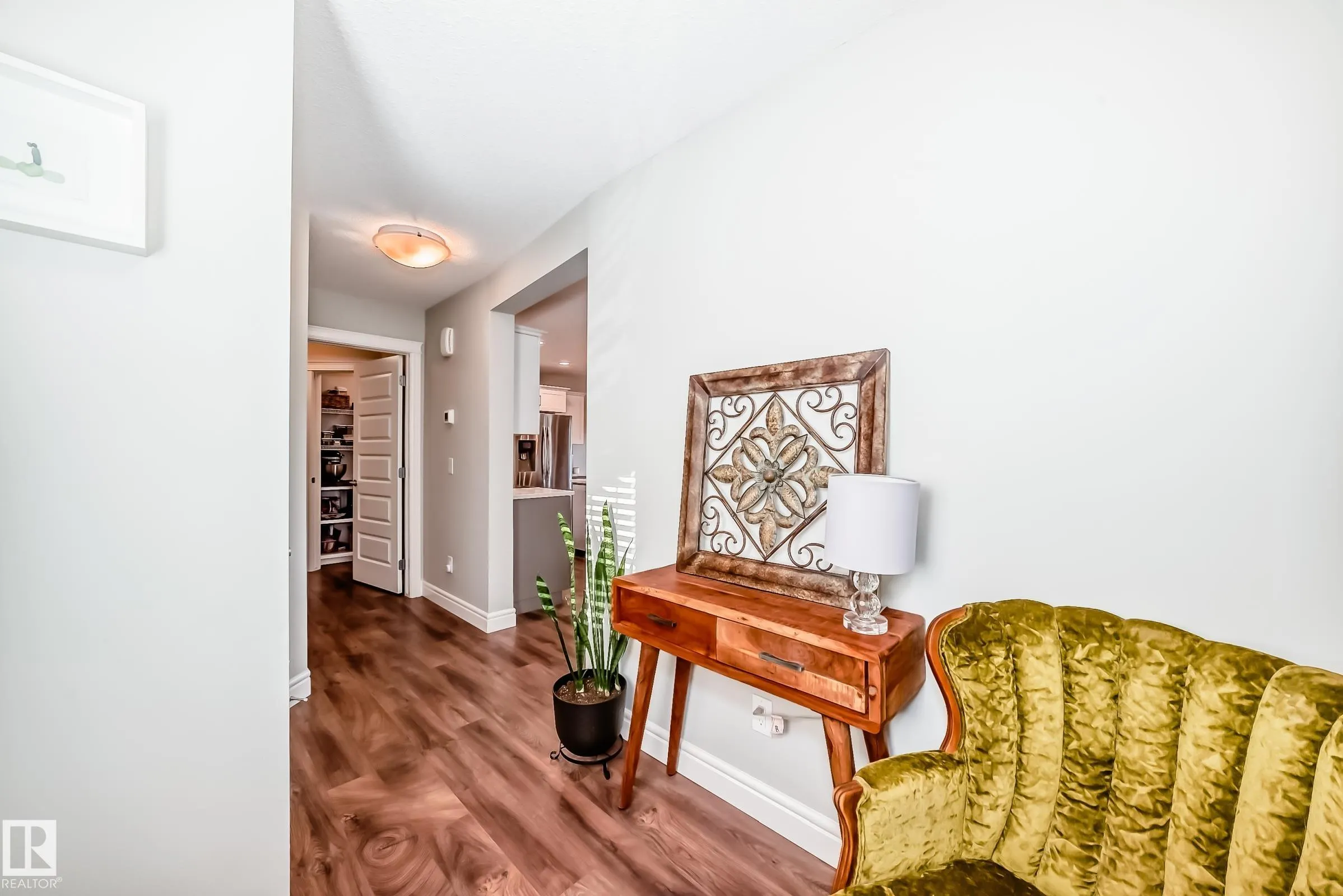 3879 ROBINS Crescent