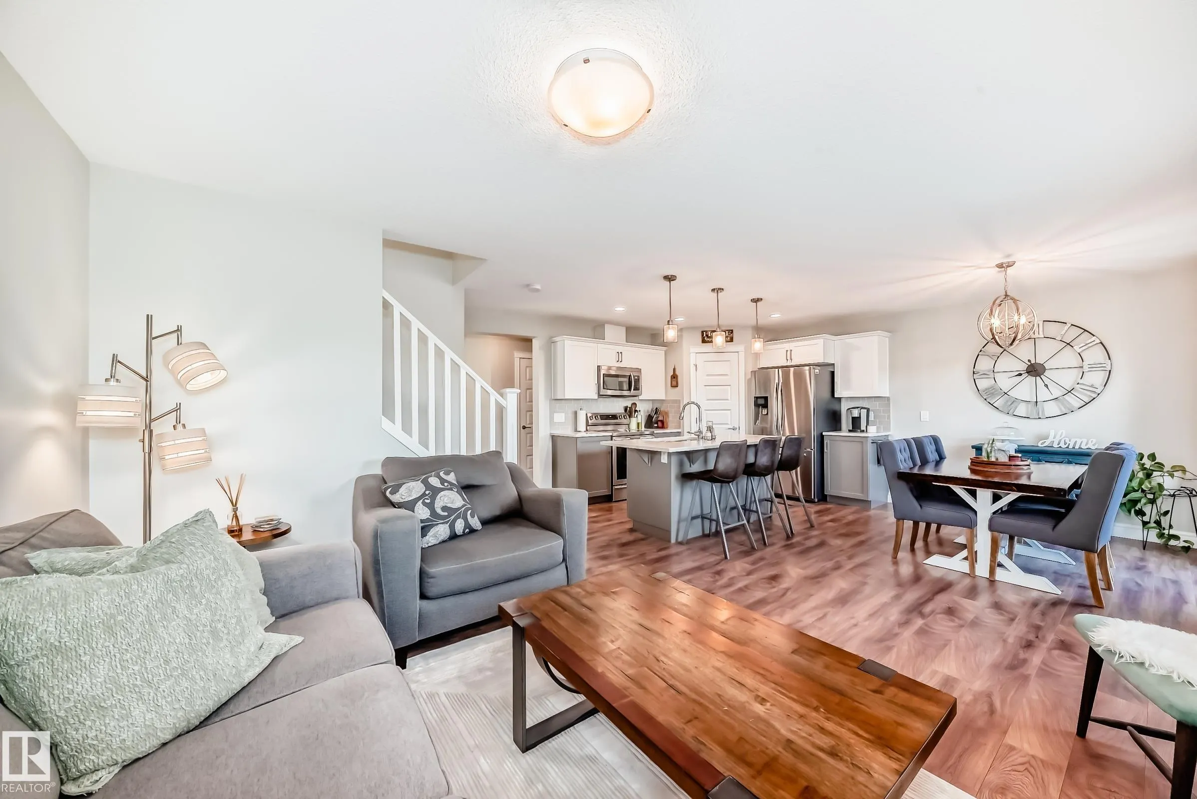 3879 ROBINS Crescent