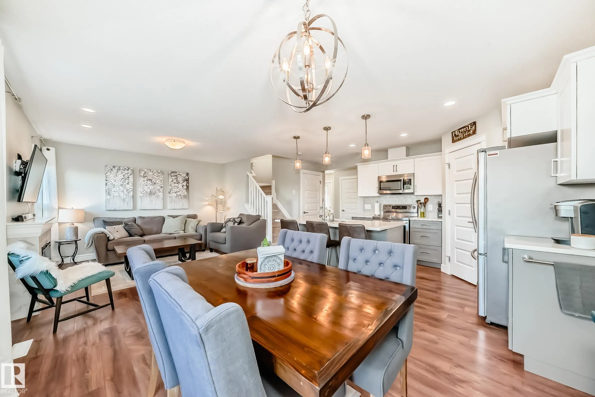 3879 ROBINS Crescent