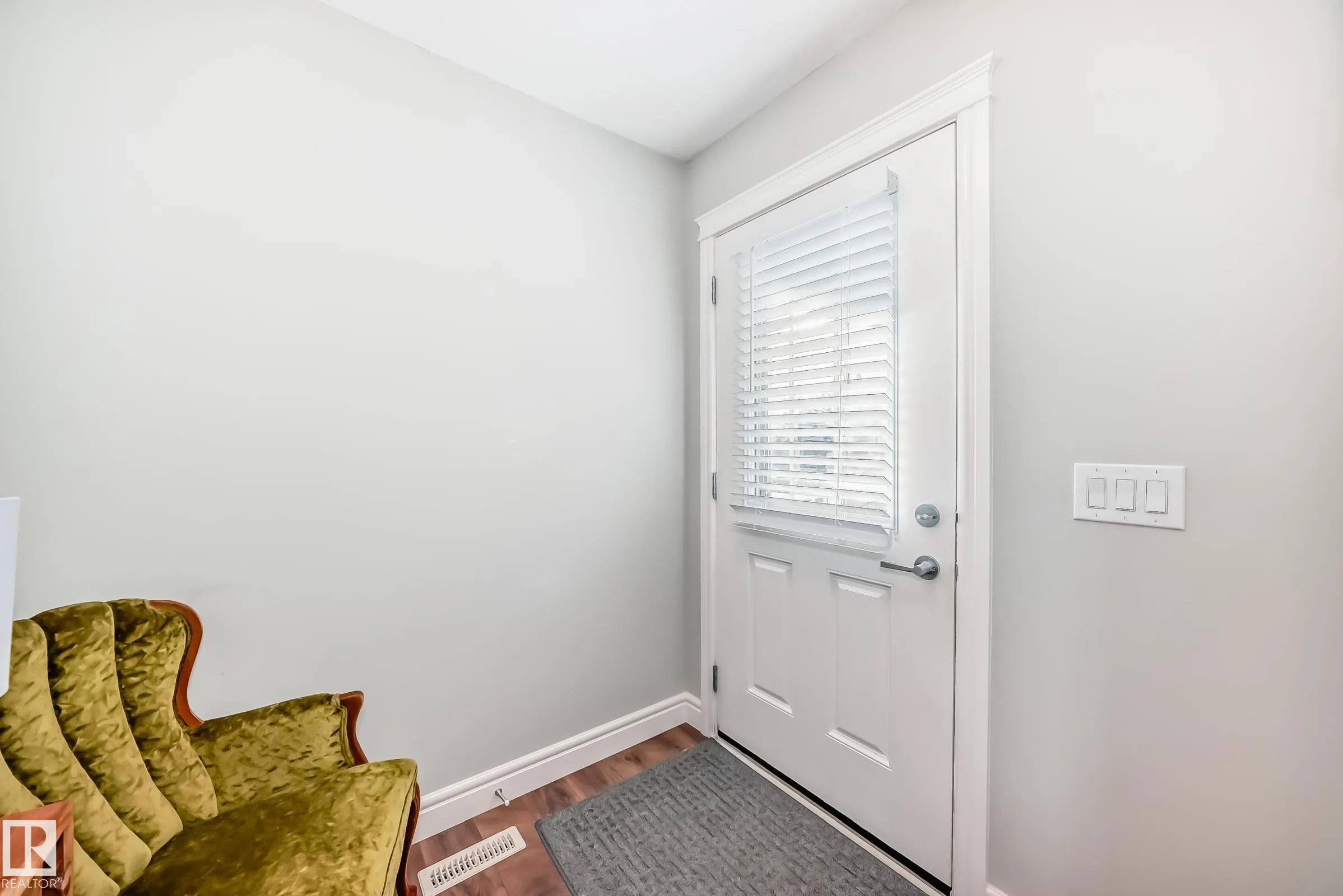 3879 ROBINS Crescent