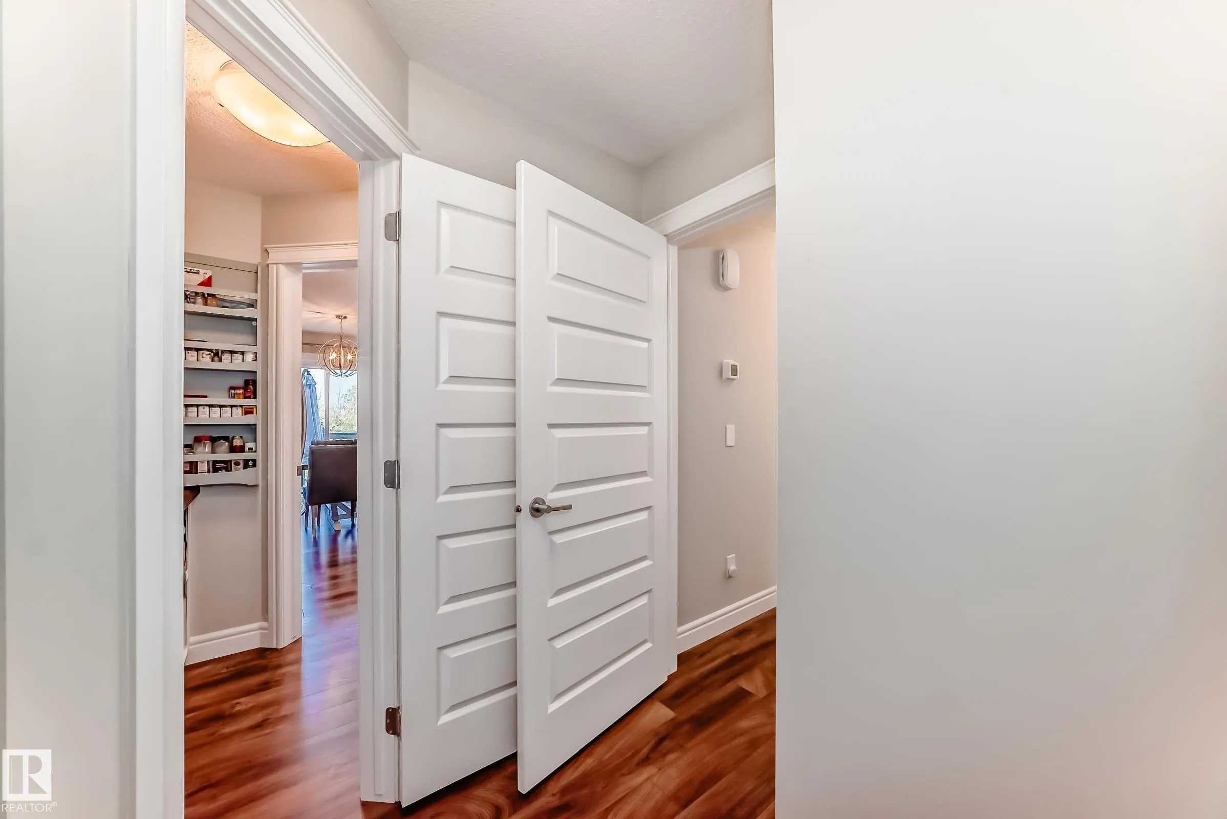 3879 ROBINS Crescent