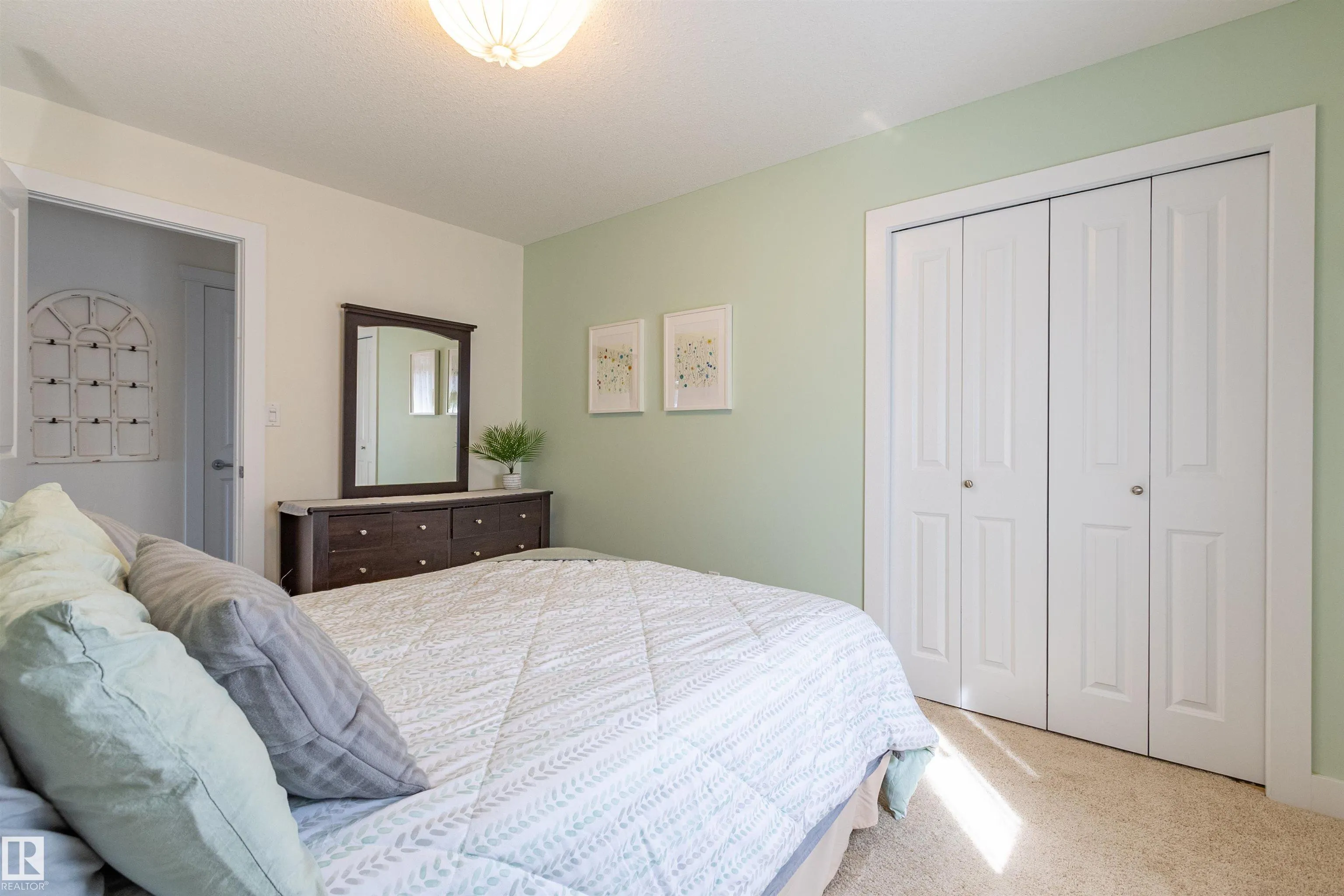9 Southbridge Crescent