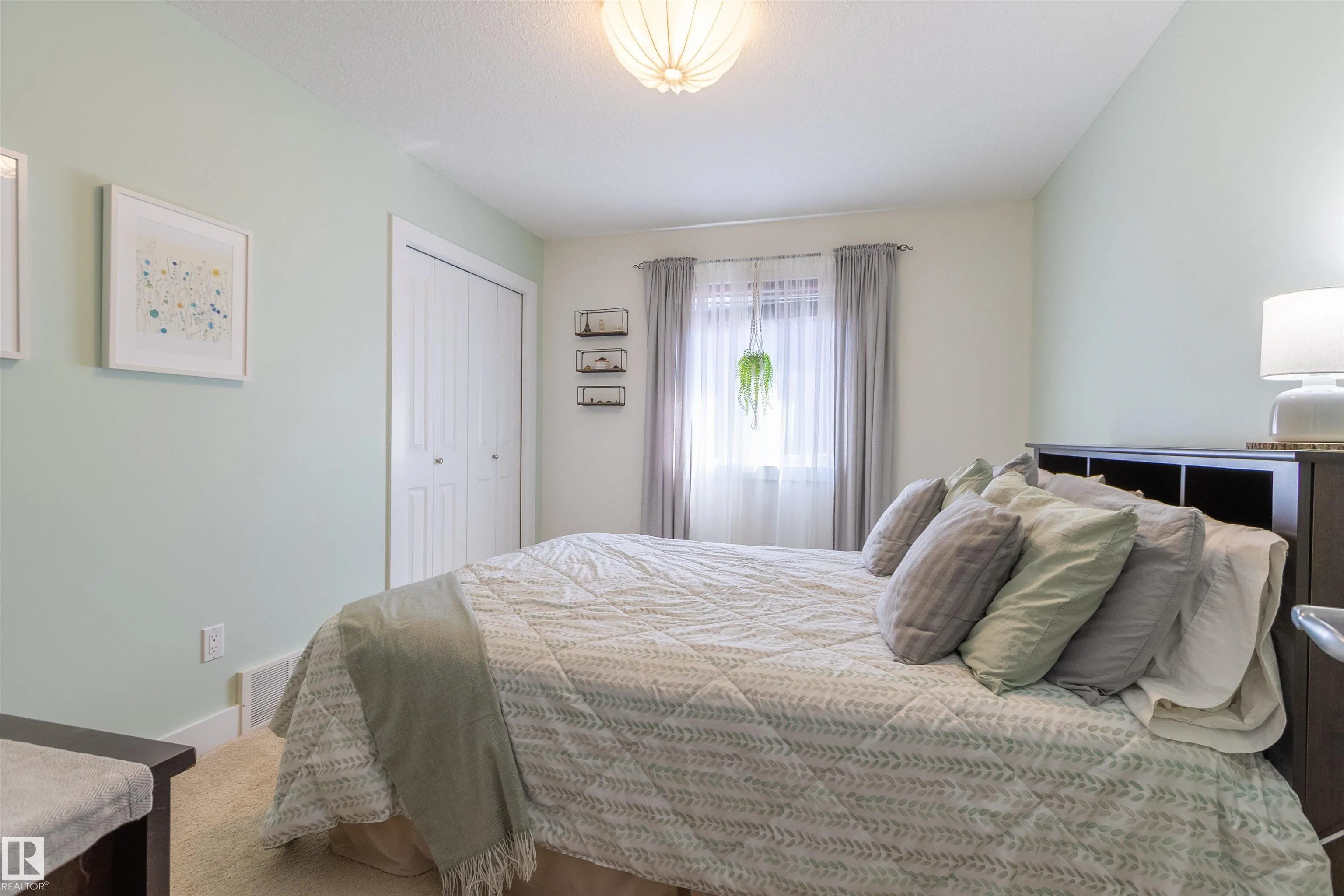 9 Southbridge Crescent