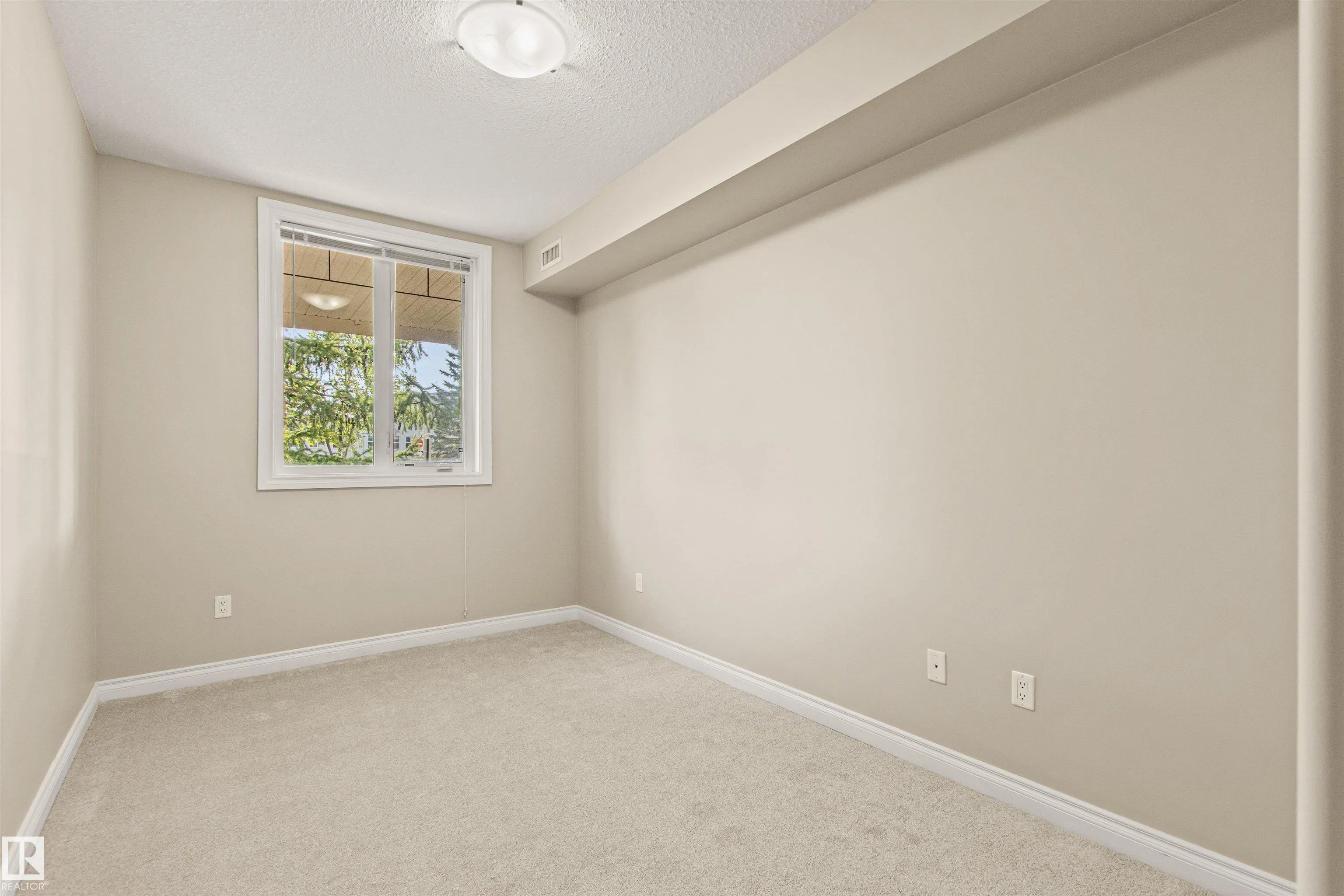 12408 15 Avenue