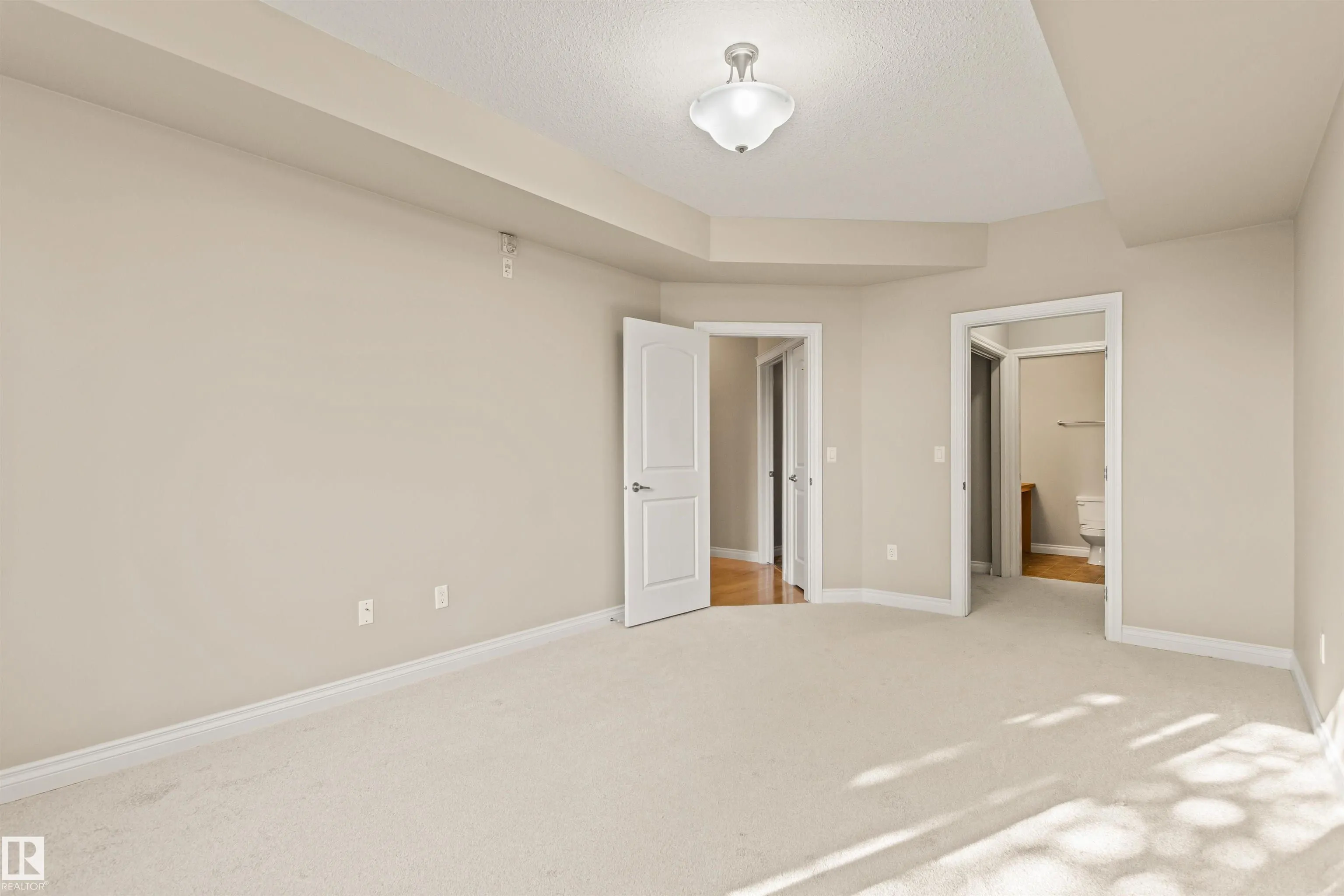 12408 15 Avenue