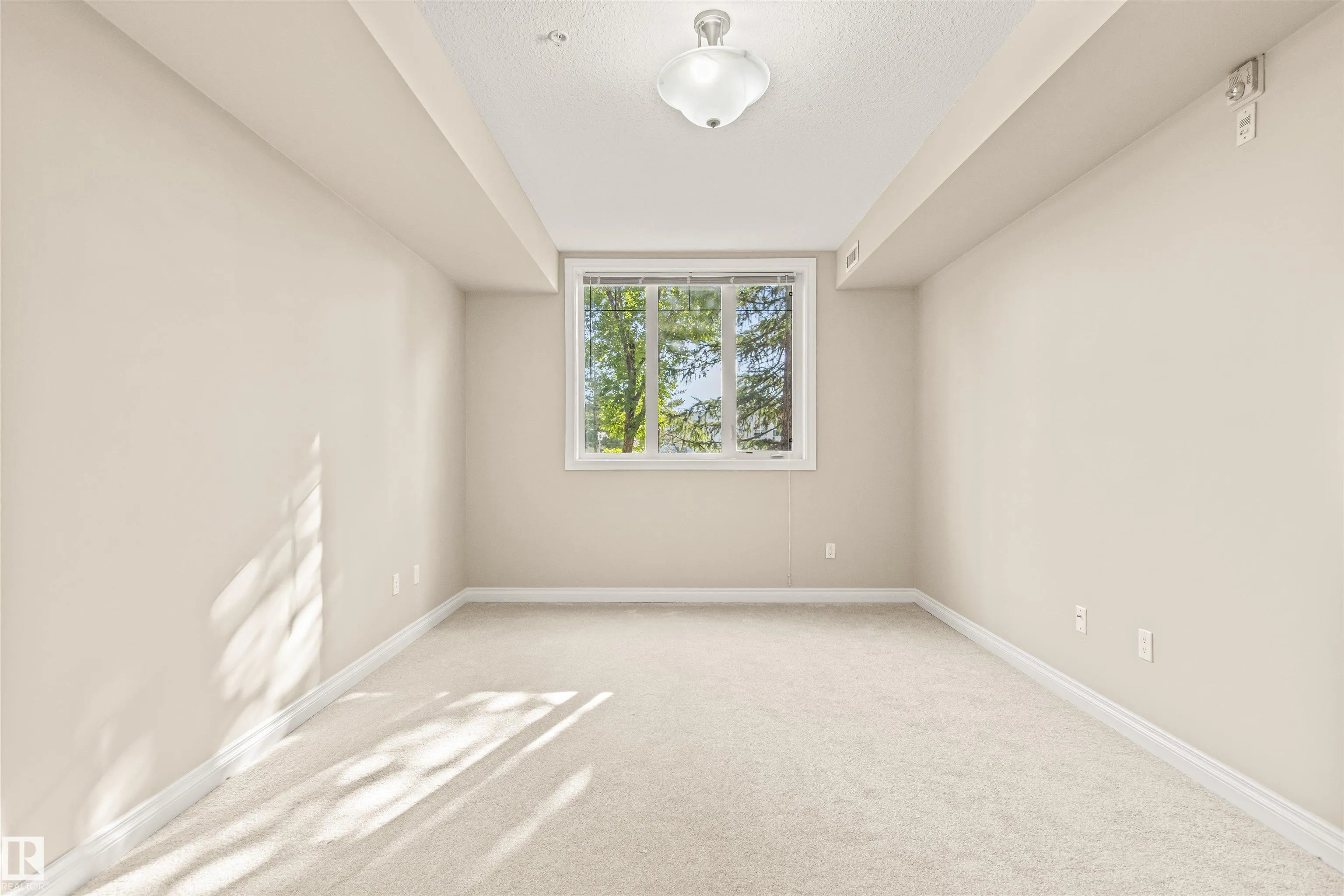 12408 15 Avenue