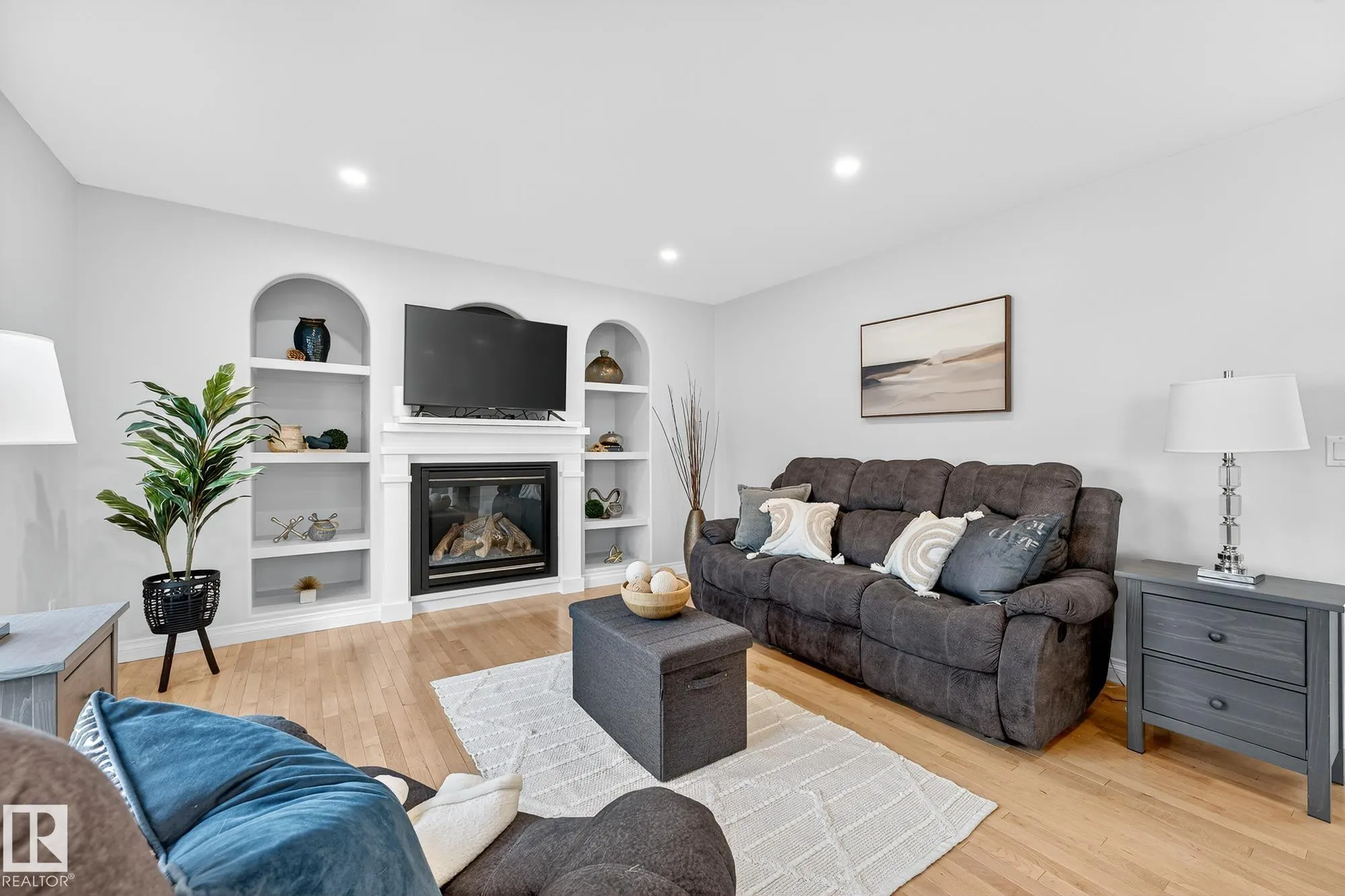 64 WILLOWBY Close