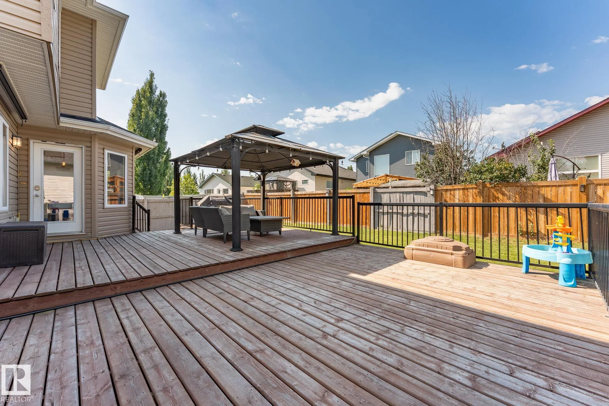 64 WILLOWBY Close