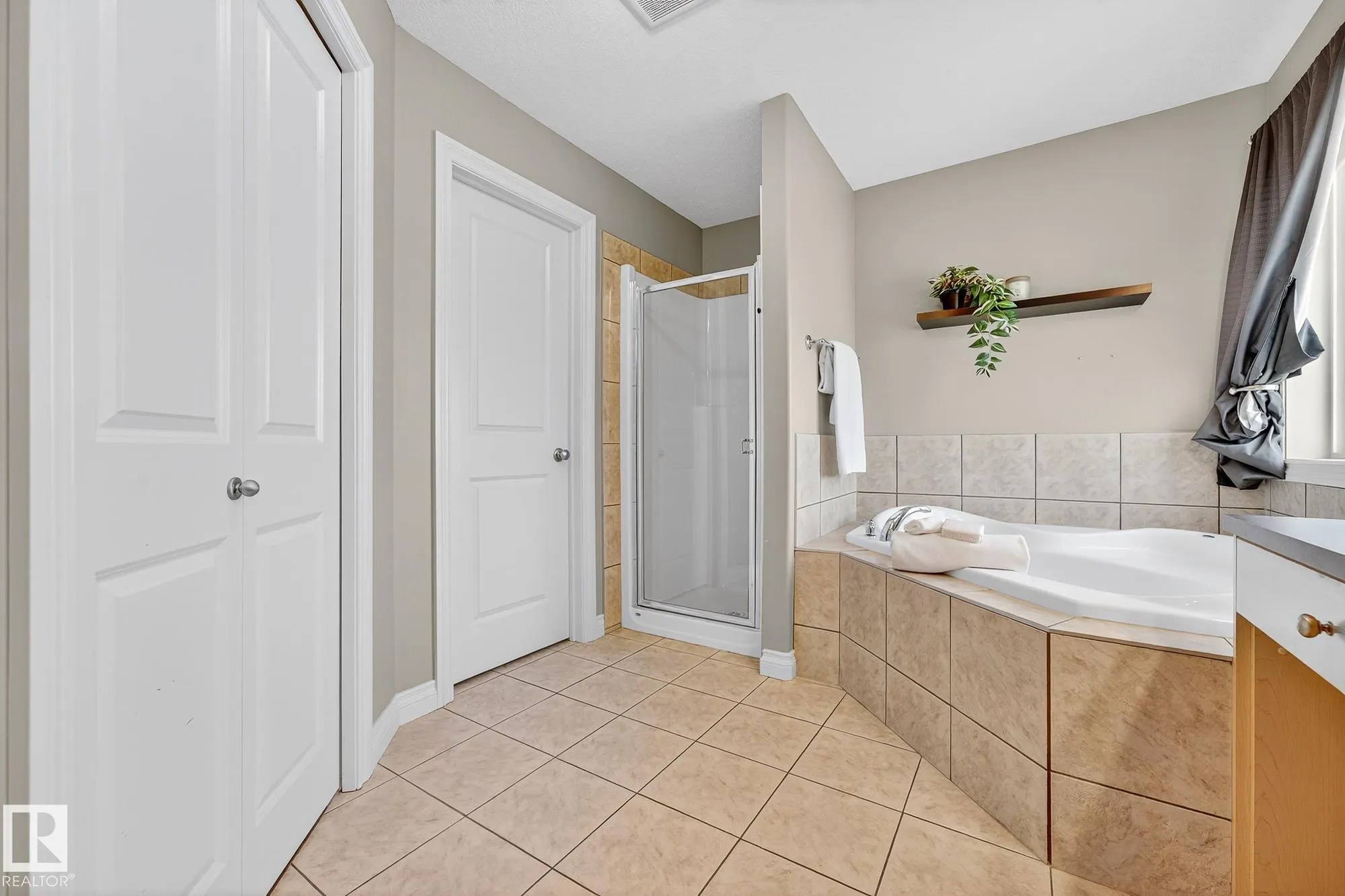 64 WILLOWBY Close