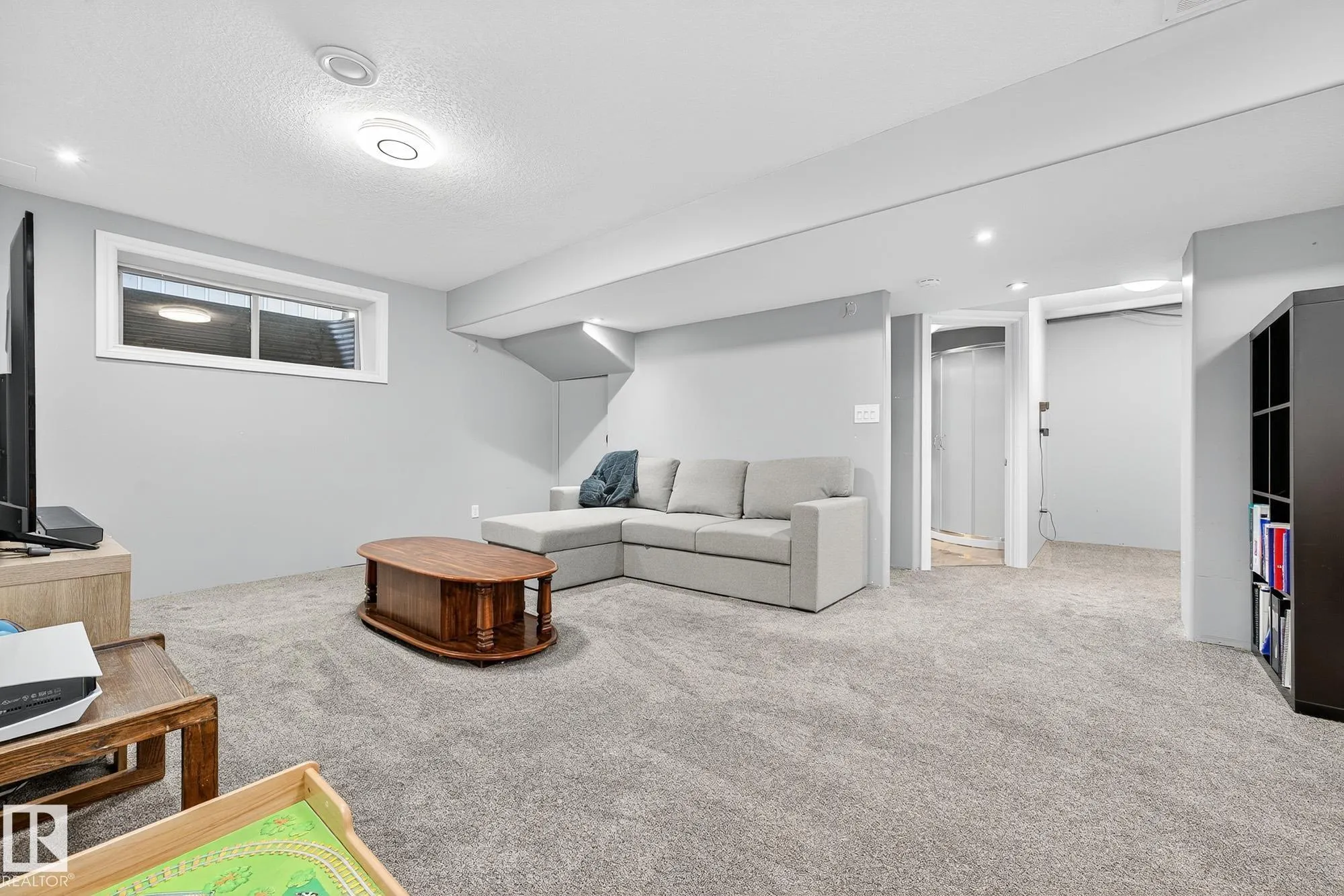 64 WILLOWBY Close