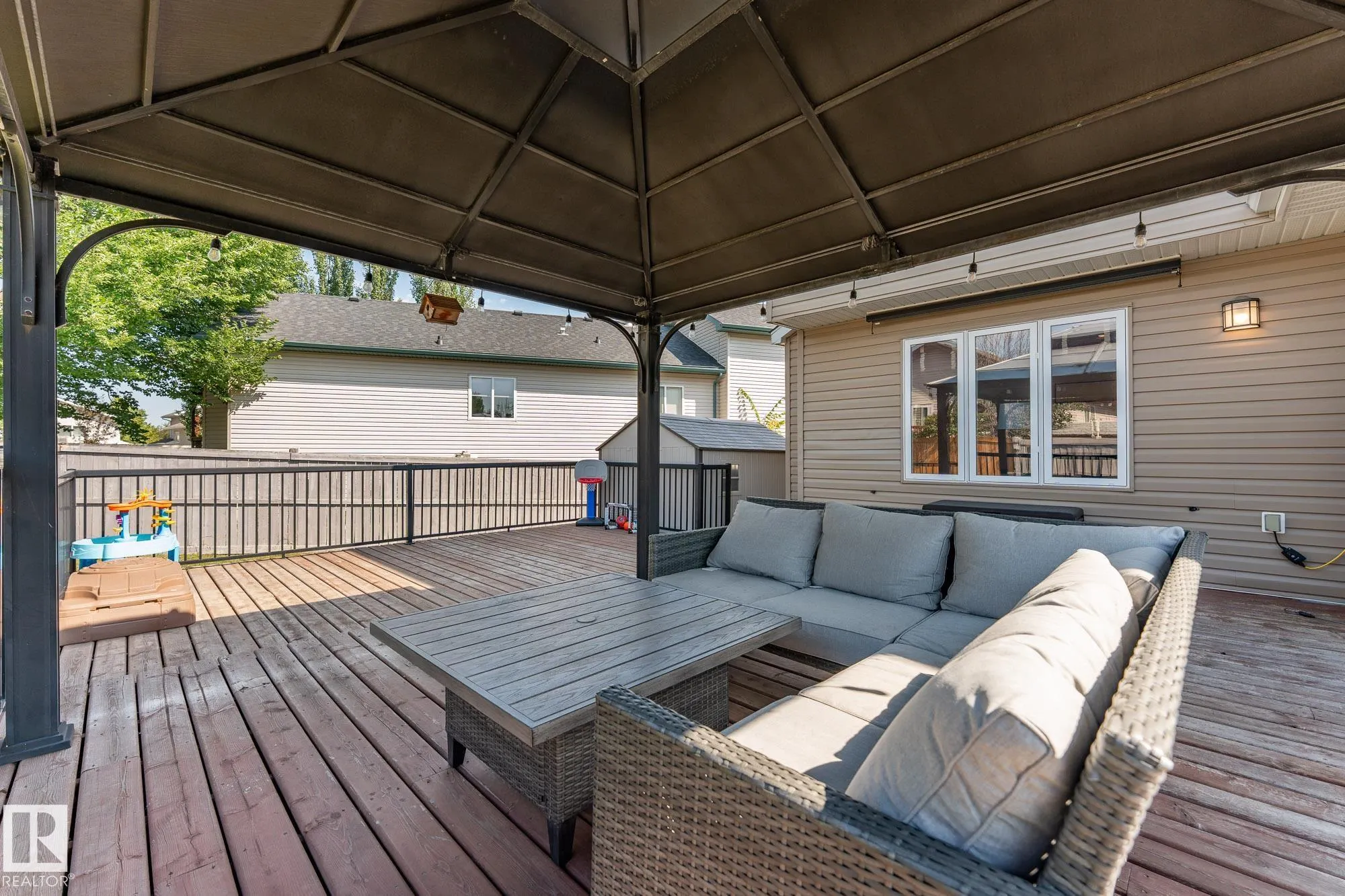 64 WILLOWBY Close